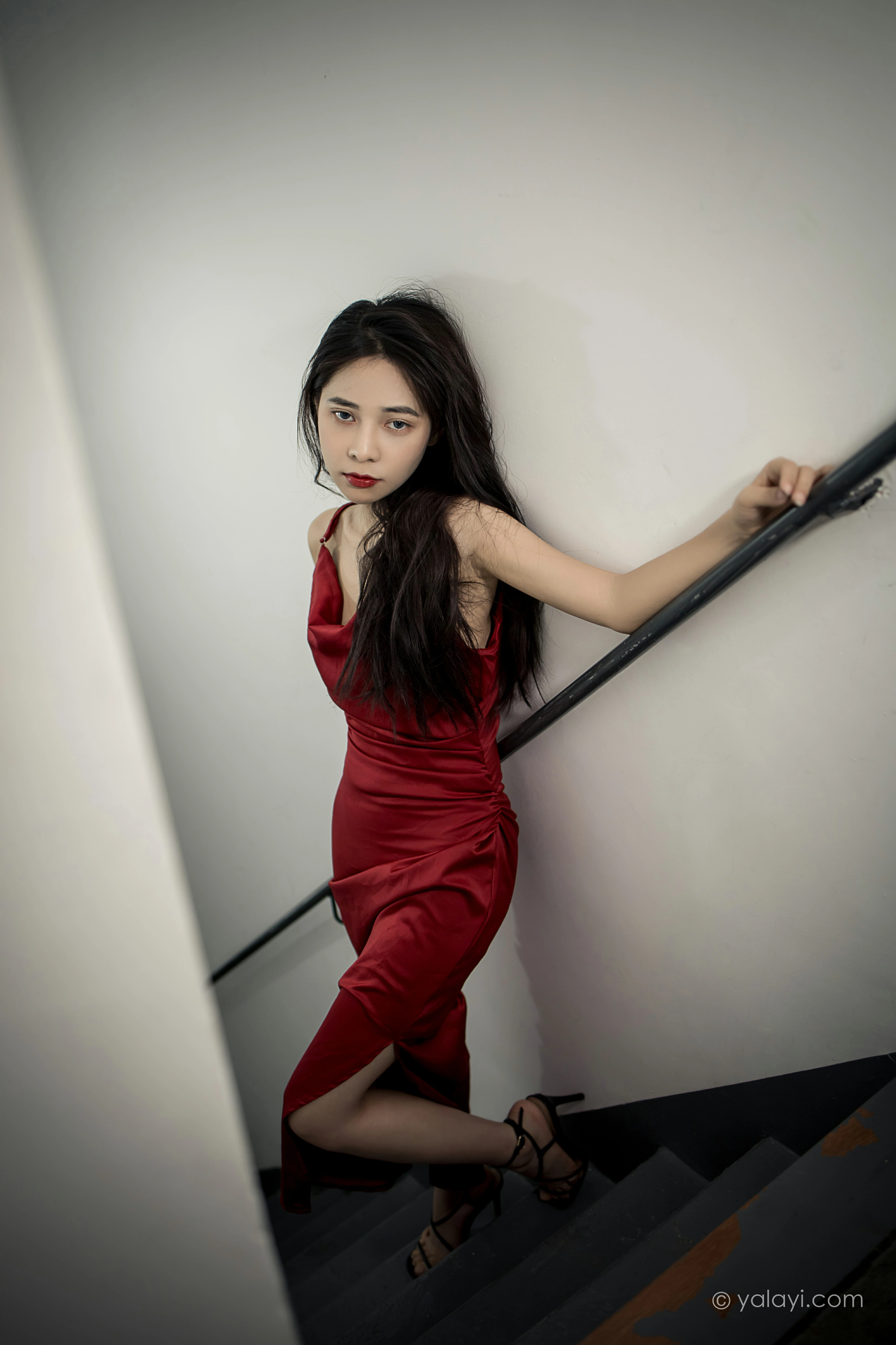 [YALAYI雅拉伊]NO.848 红颜 诗咏 红色吊带连衣裙居家性感写真集第14张