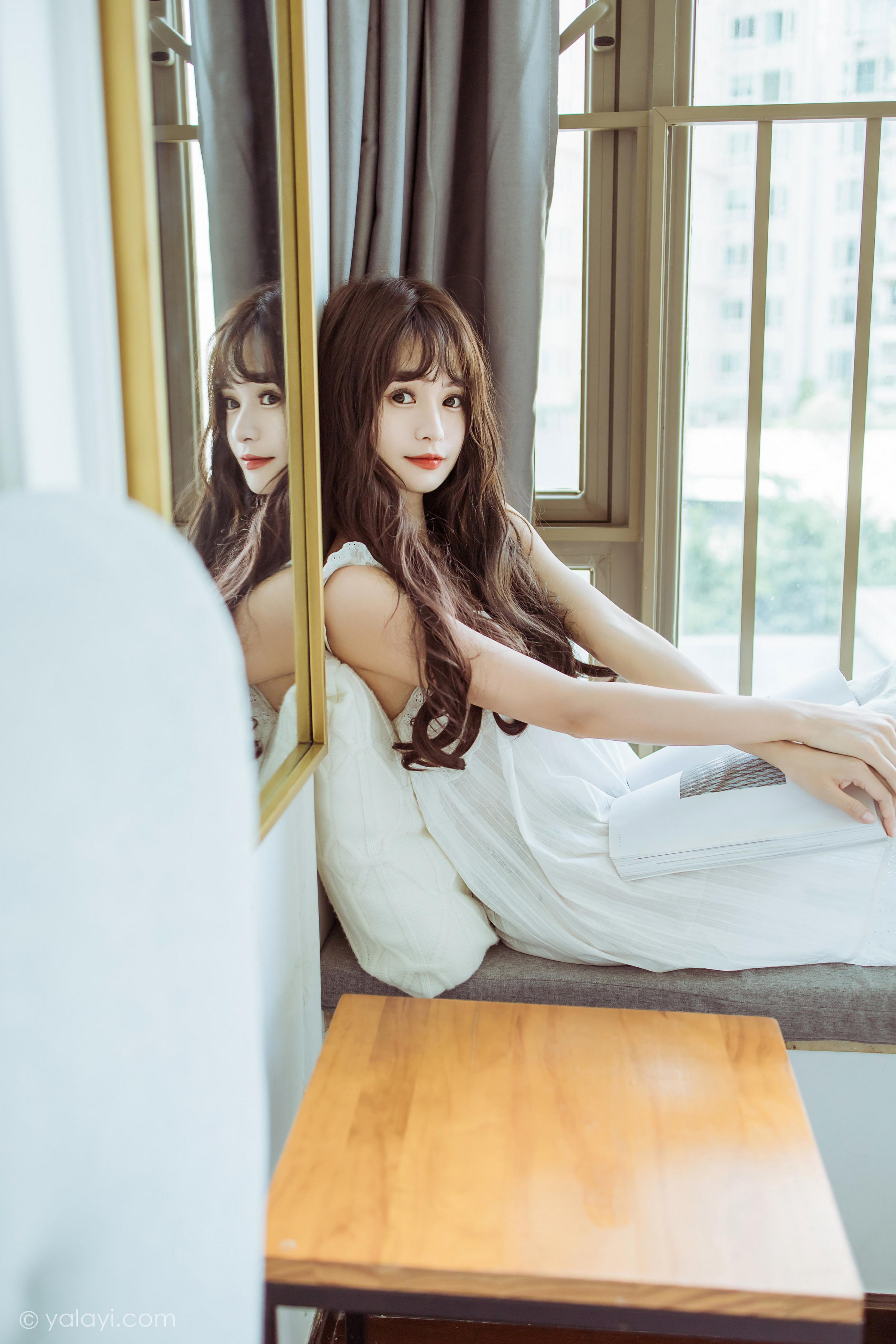 [YALAYI雅拉伊]2022.09.09 静思 小亭 白色蕾丝连衣裙与美腿玉足居家清纯写真集第8张
