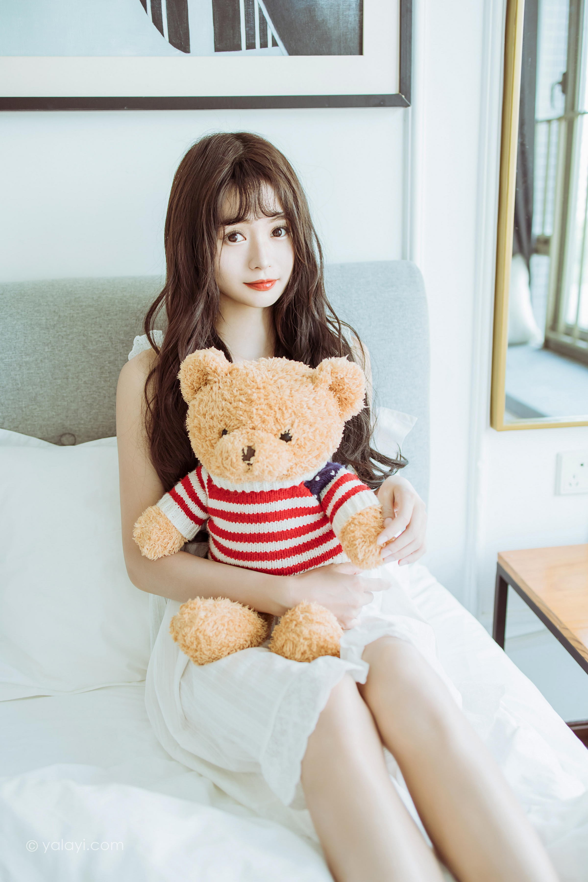 [YALAYI雅拉伊]2022.09.09 静思 小亭 白色蕾丝连衣裙与美腿玉足居家清纯写真集第12张