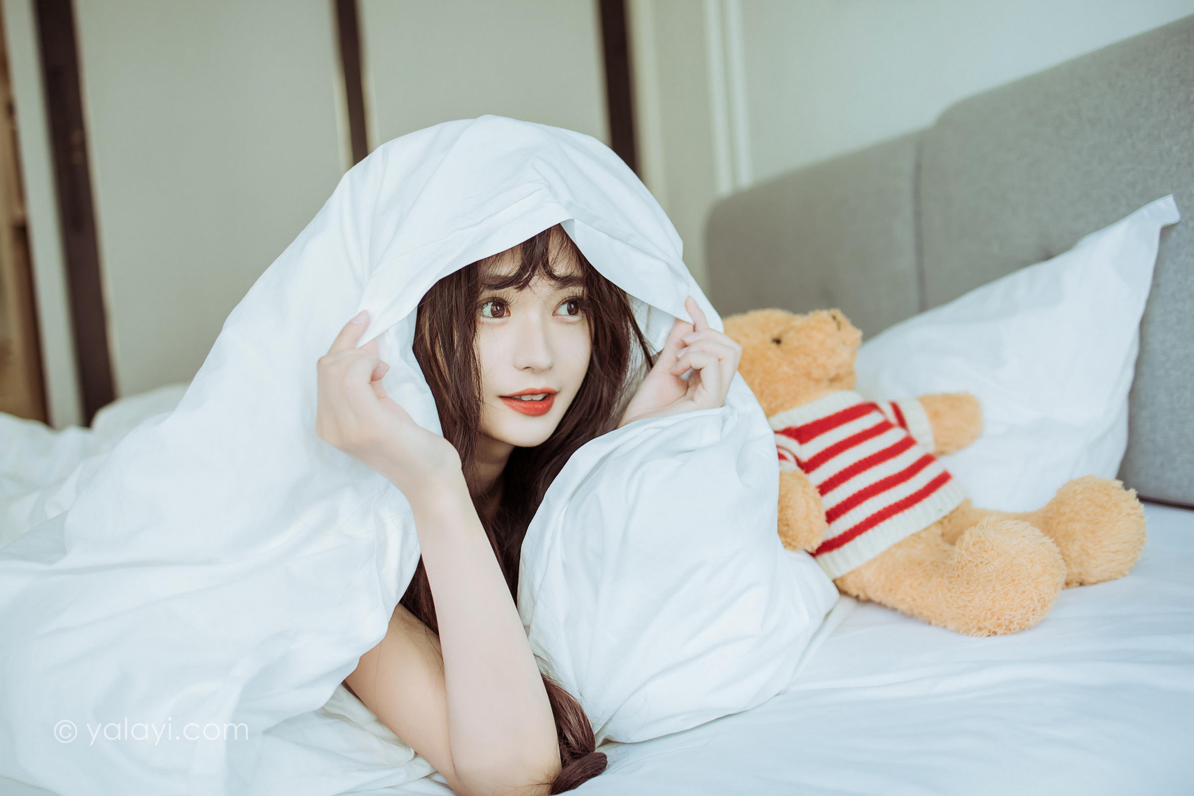 [YALAYI雅拉伊]2022.09.09 静思 小亭 白色蕾丝连衣裙与美腿玉足居家清纯写真集第9张