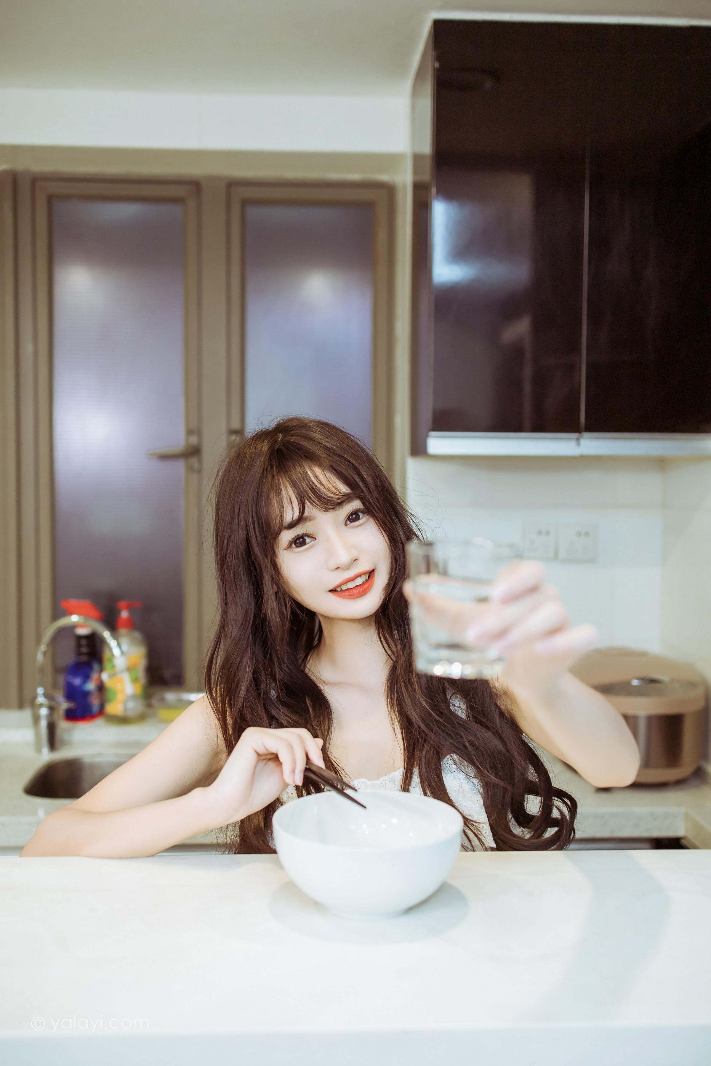 [YALAYI雅拉伊]2022.09.09 静思 小亭 白色蕾丝连衣裙与美腿玉足居家清纯写真集第10张