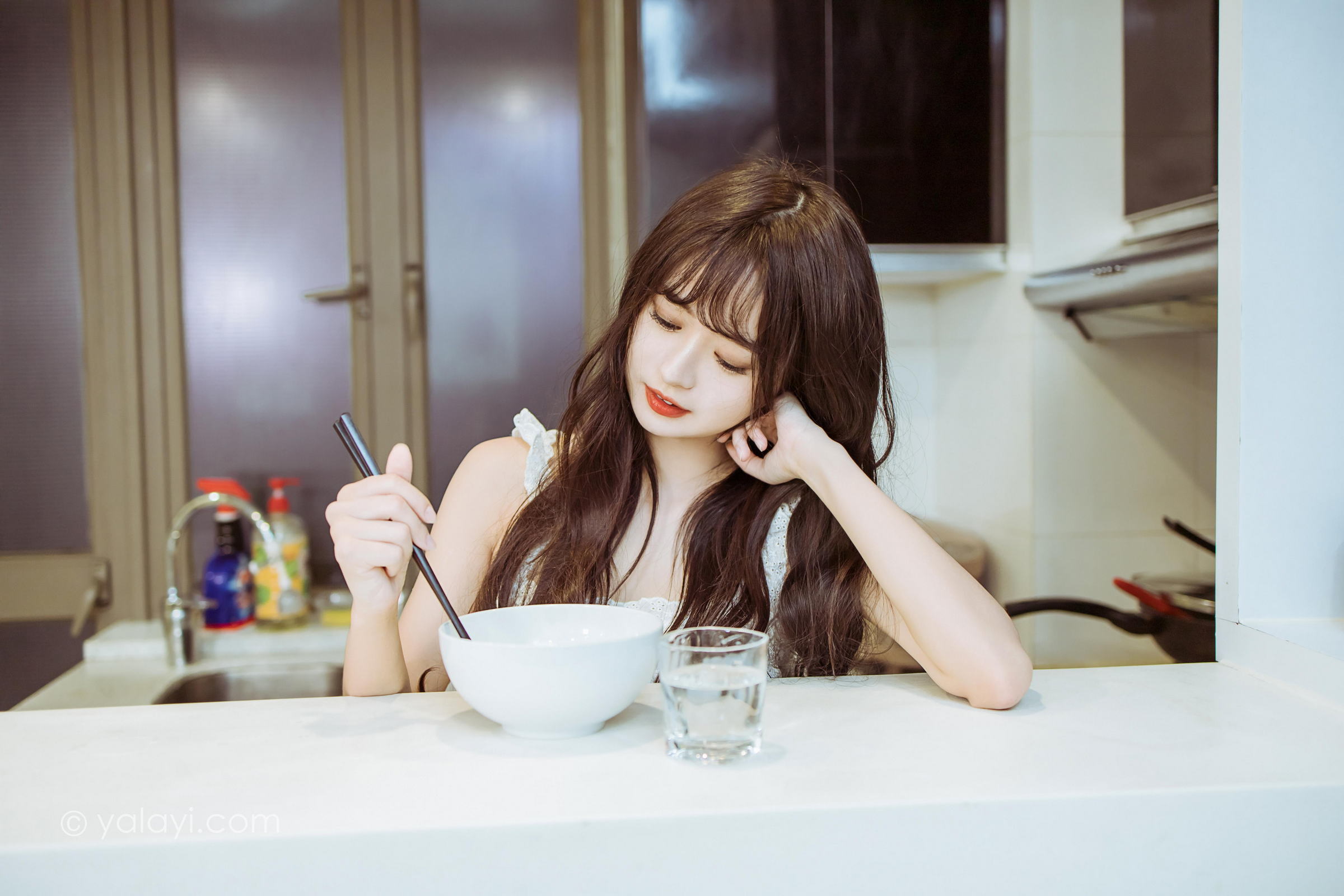 [YALAYI雅拉伊]2022.09.09 静思 小亭 白色蕾丝连衣裙与美腿玉足居家清纯写真集第11张