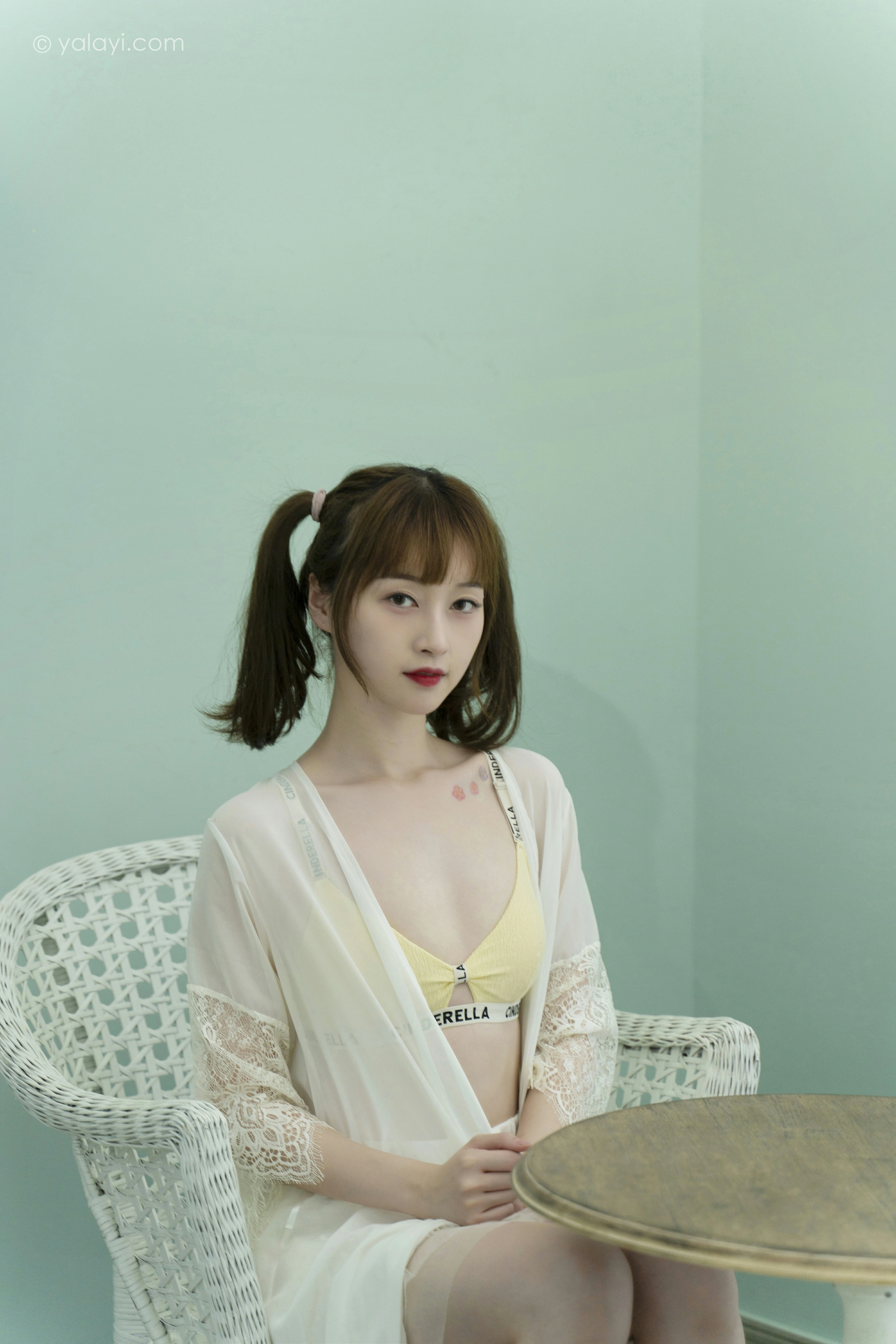 [YALAYI雅拉伊]NO.849 花漾裙裙 京京 白色透视睡衣与短裙加黄色内衣性感写真集第5张
