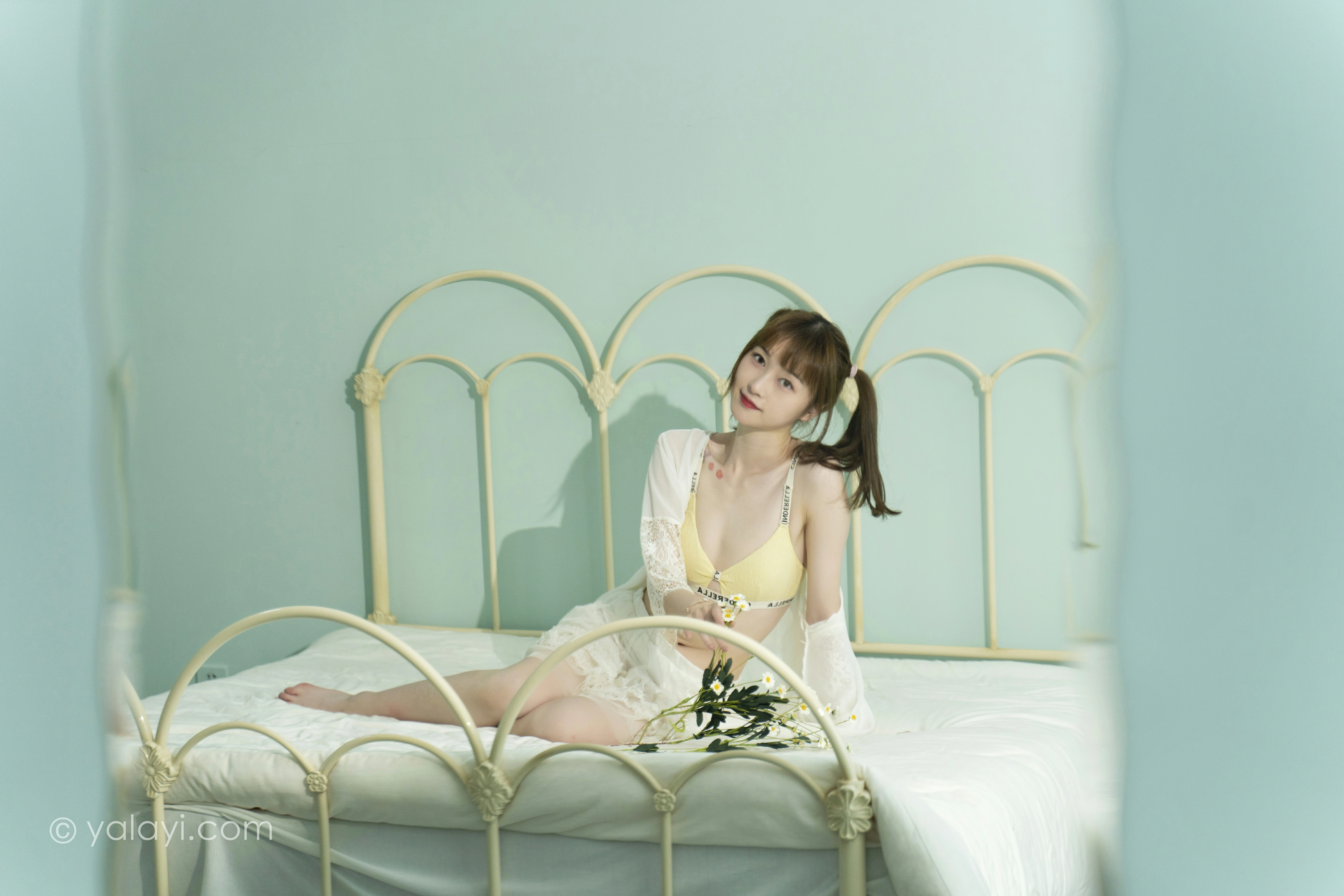 [YALAYI雅拉伊]NO.849 花漾裙裙 京京 白色透视睡衣与短裙加黄色内衣性感写真集第11张