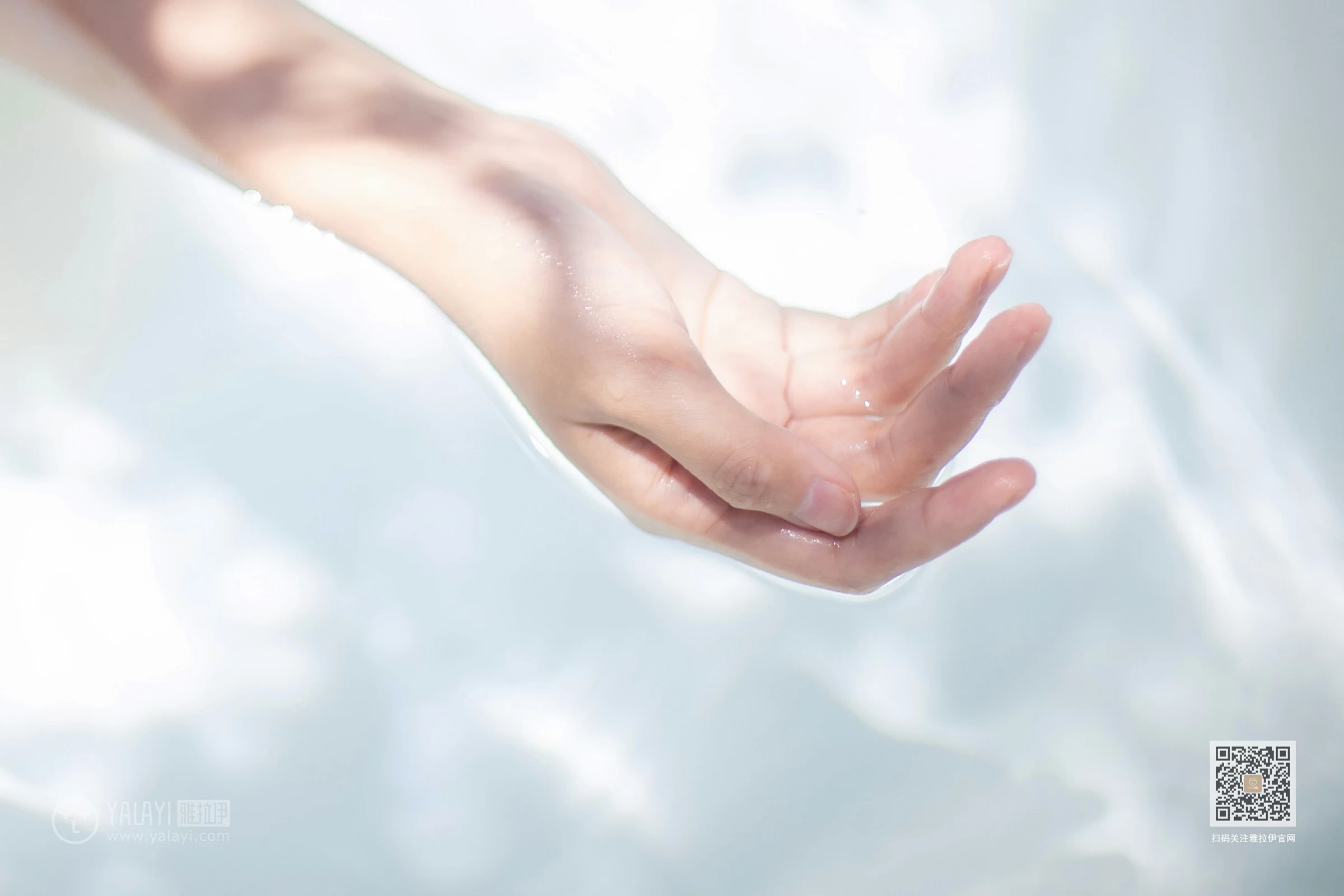 [YALAYI雅拉伊]Vol.453 天浴 令狐美 白色吊带透视连衣裙性感私房写真集第3张