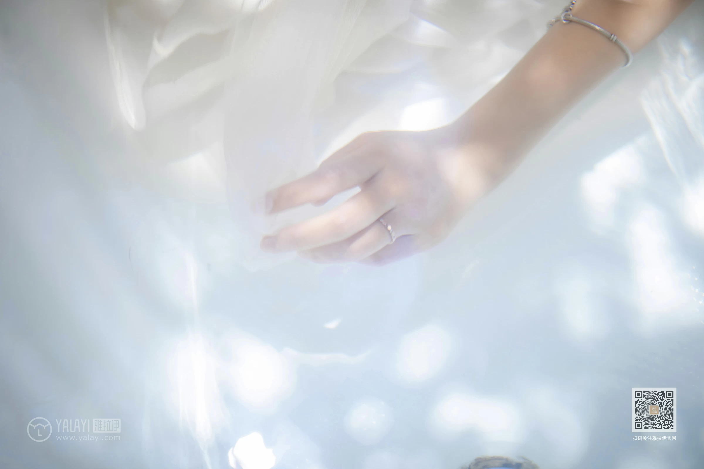 [YALAYI雅拉伊]Vol.453 天浴 令狐美 白色吊带透视连衣裙性感私房写真集第8张
