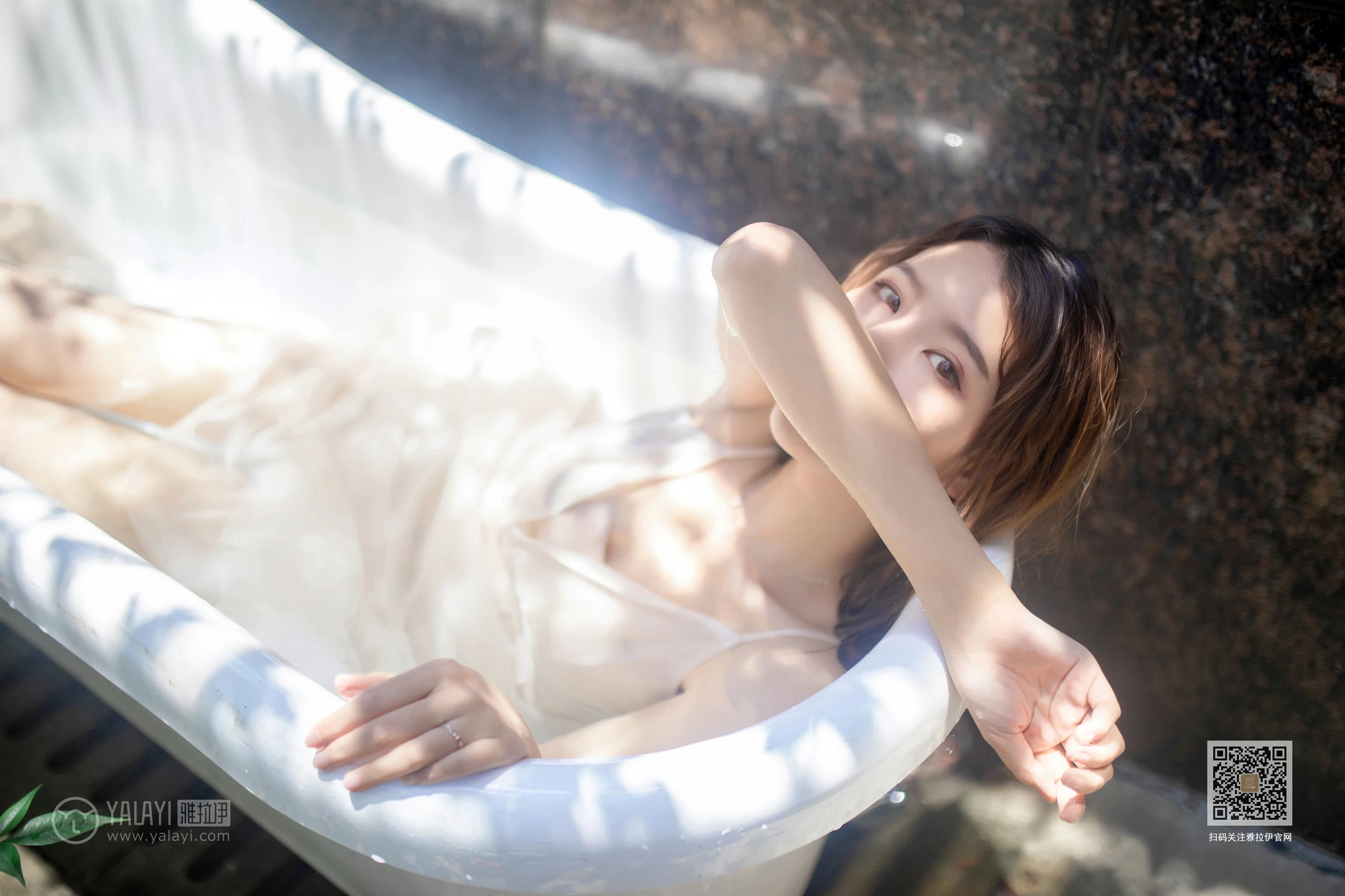 [YALAYI雅拉伊]Vol.453 天浴 令狐美 白色吊带透视连衣裙性感私房写真集第10张