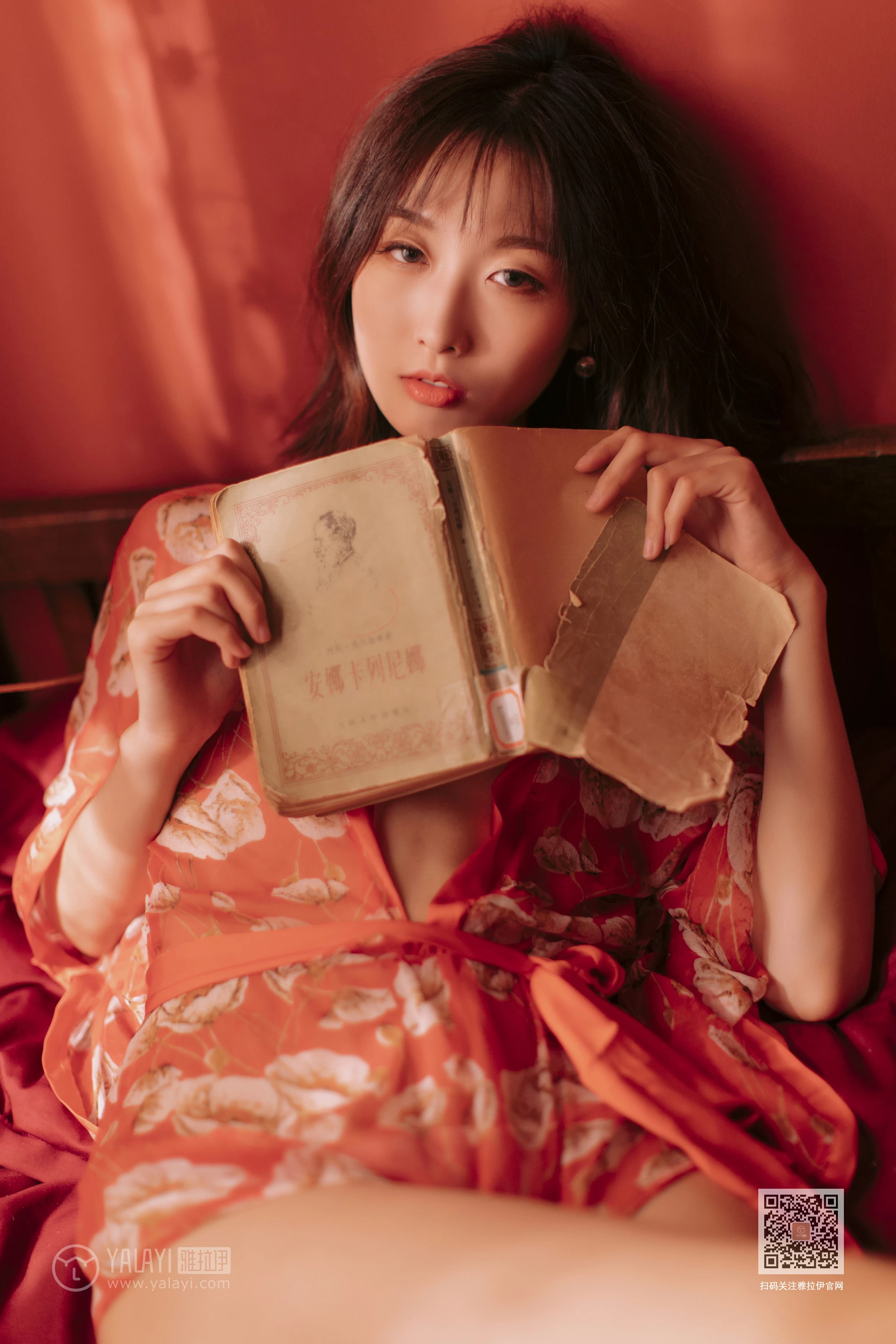 [YALAYI雅拉伊]Vol.460 红妆写真 佳佳 红色睡衣居家性感私房写真集第9张