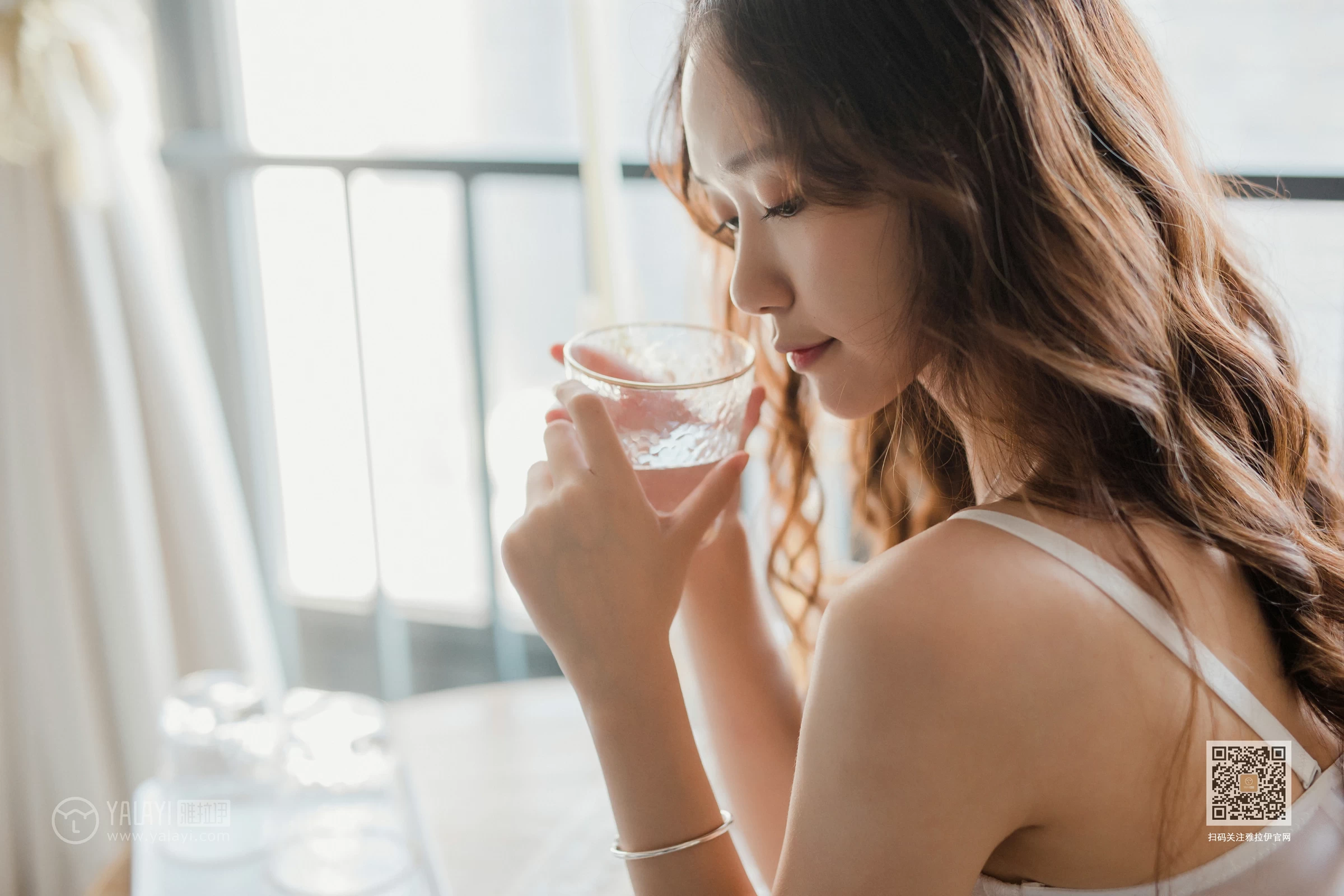 [YALAYI雅拉伊]Vol.467 专属下午茶 晓琳 白色蕾丝内衣性感私房写真集第2张