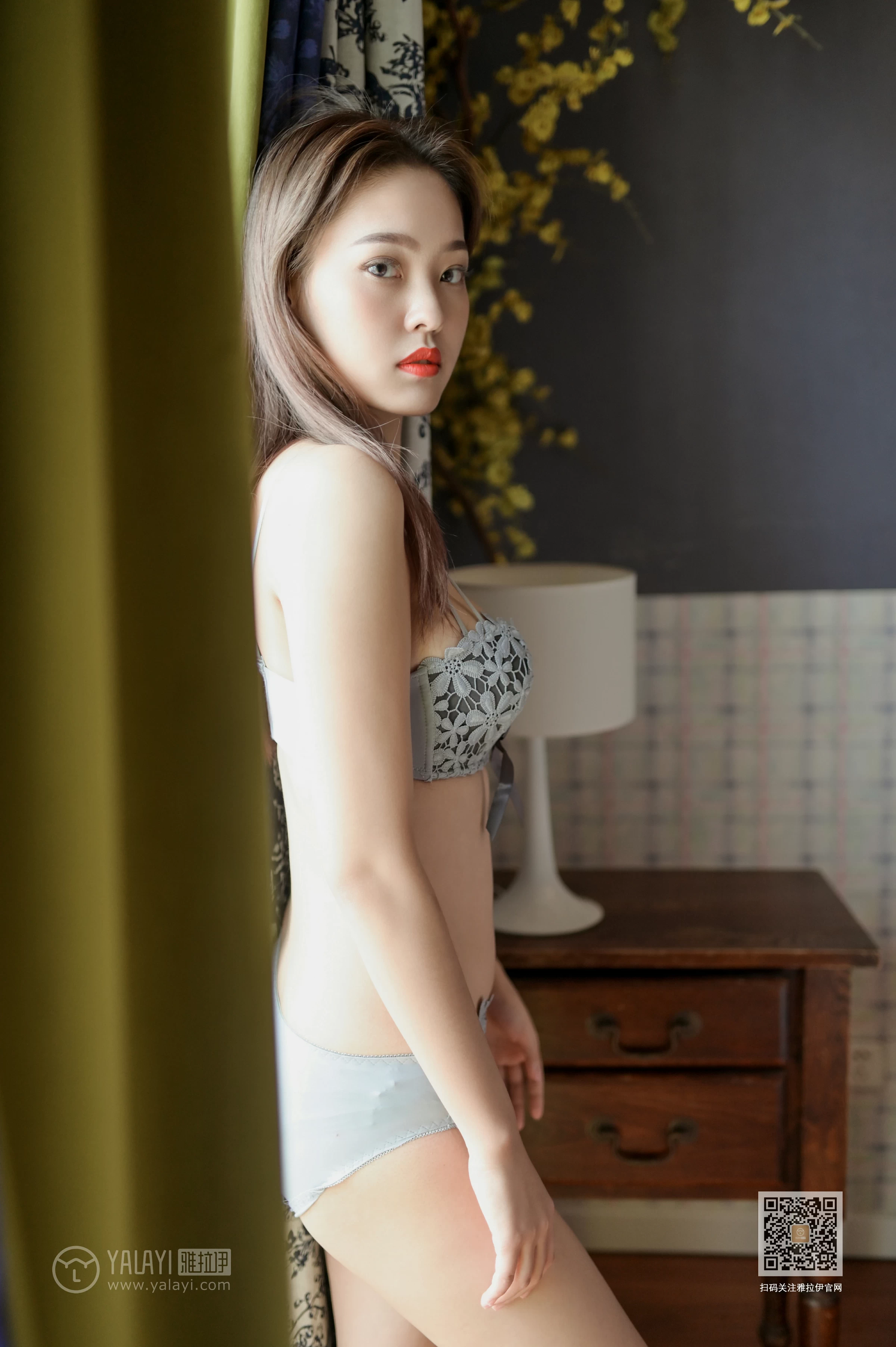 [YALAYI雅拉伊]Vol.468 酒窝美少女 出尘 灰色蕾丝内衣居家性感私房写真集第14张