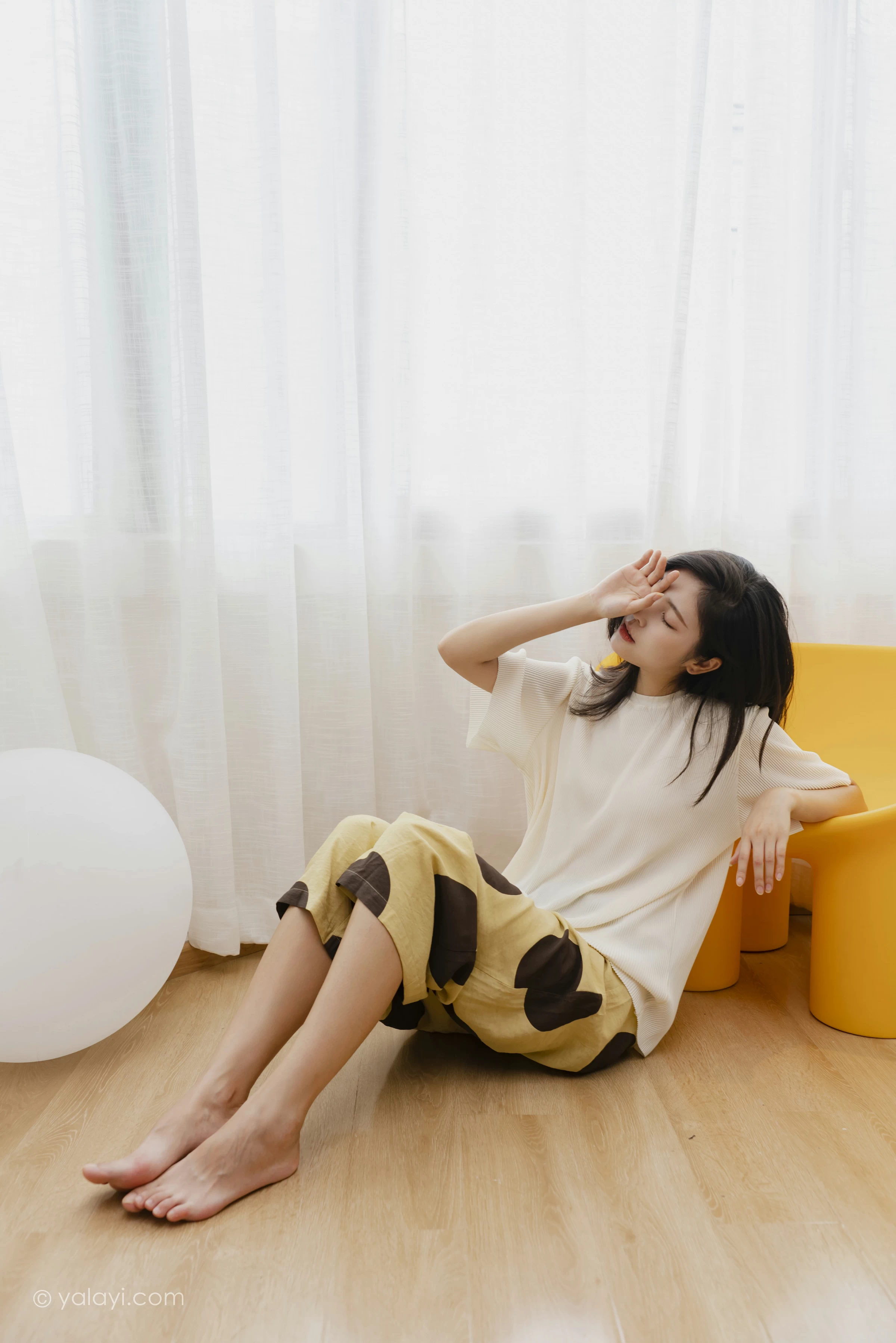 [YALAYI雅拉伊]NO.698 《亲爱的请放松》 苍儿 白色短袖加黄色短裤居家私房写真集第10张
