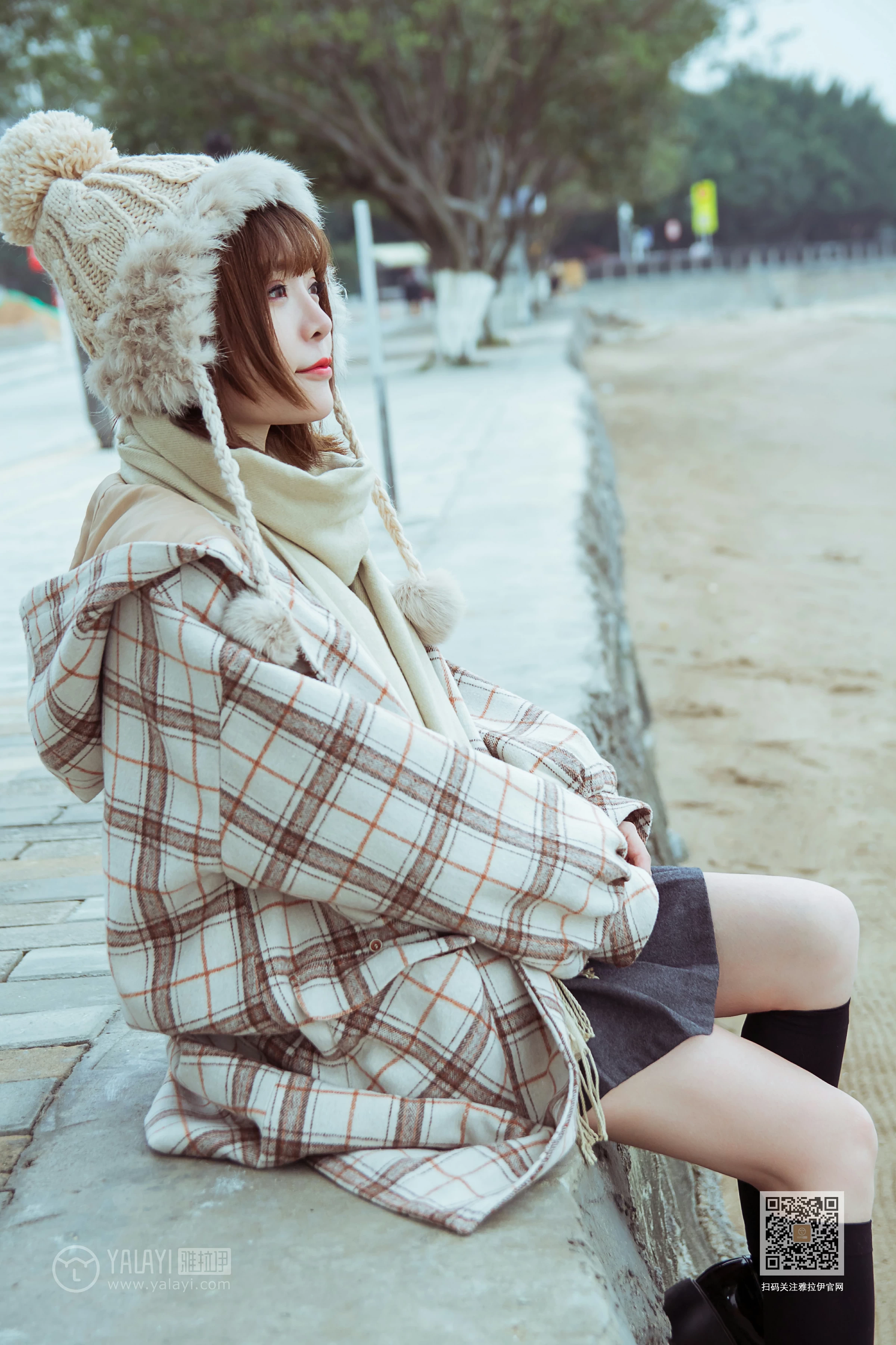 [YALAYI雅拉伊]Vol.515 冬日 阳阳 白色大衣加黑色短裙清纯可爱私房写真集第12张