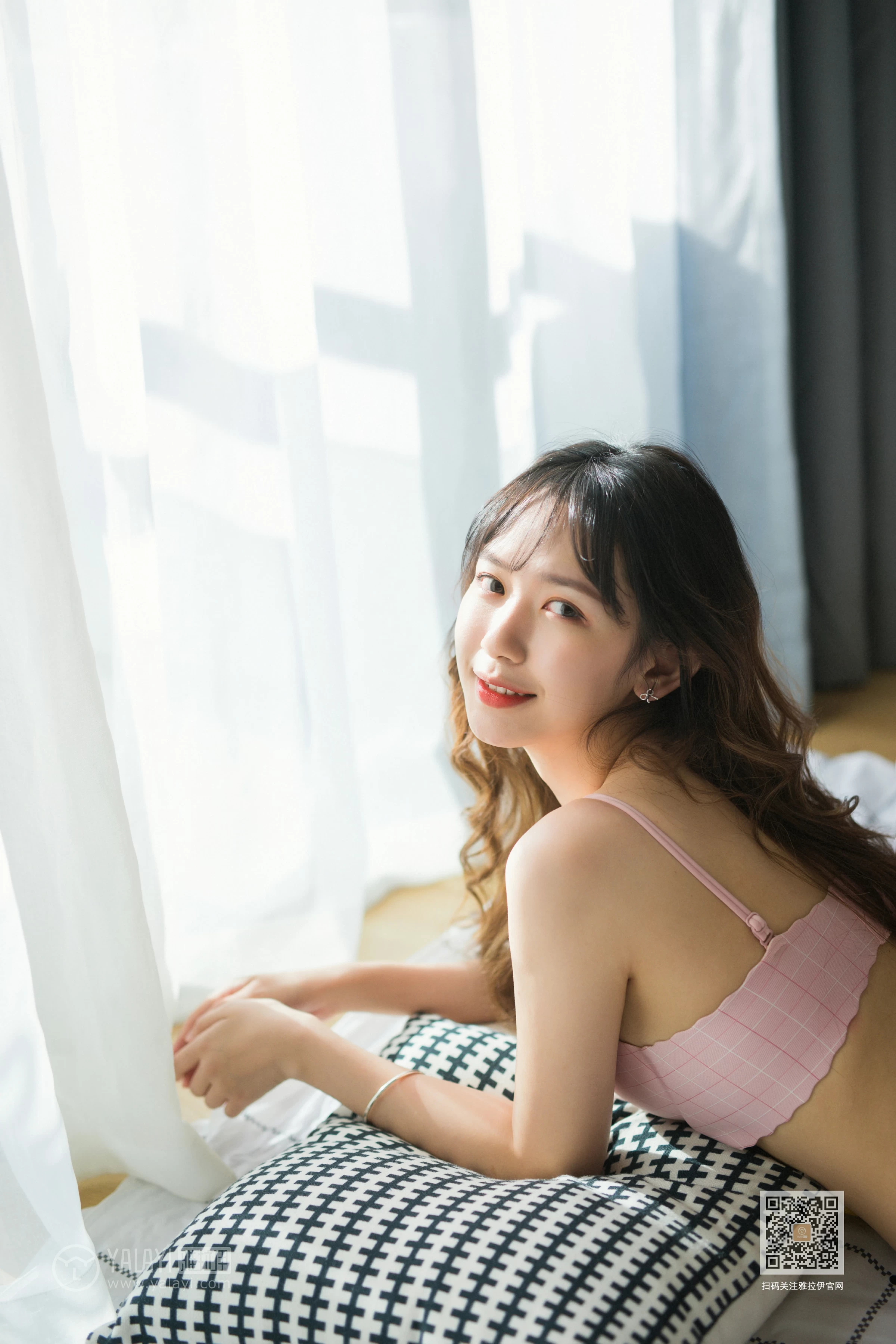 [YALAYI雅拉伊]Vol.517 触不可及的你 晓琳 粉色性感内衣居家私房写真集第4张