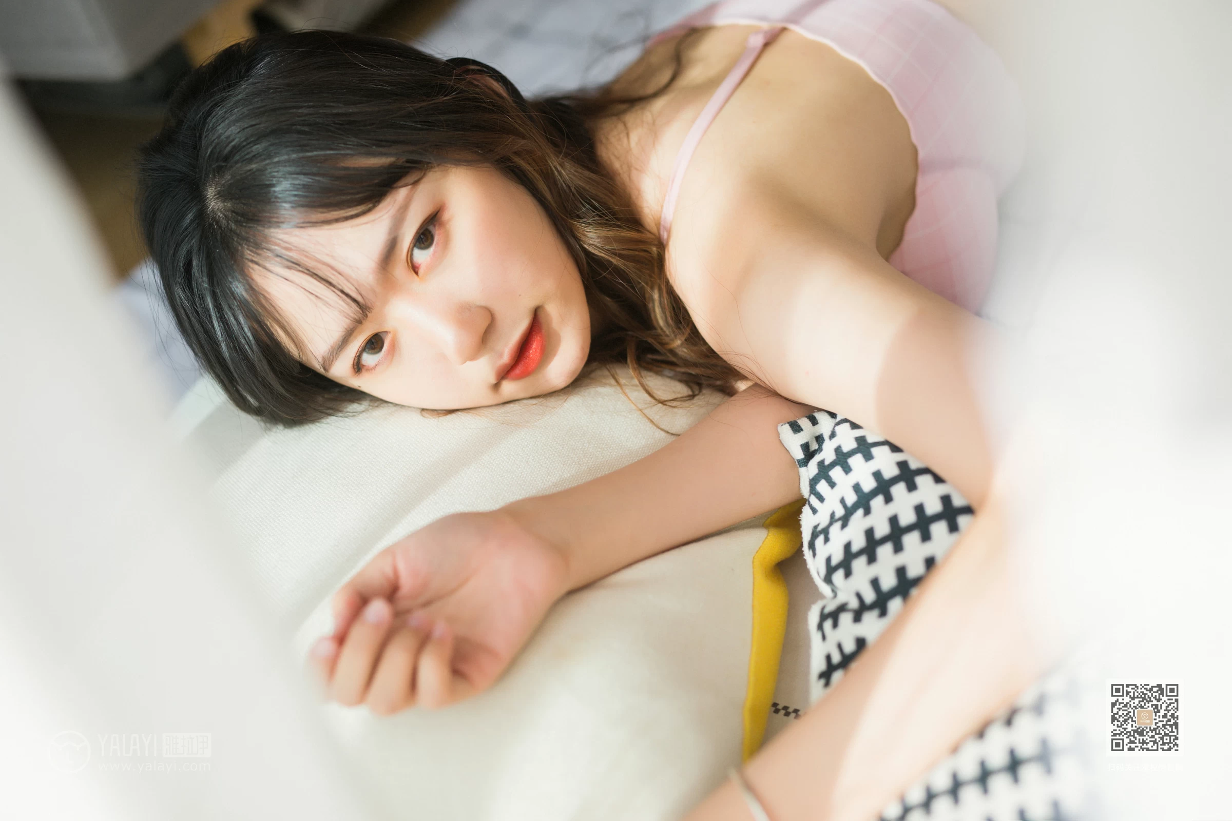 [YALAYI雅拉伊]Vol.517 触不可及的你 晓琳 粉色性感内衣居家私房写真集第8张