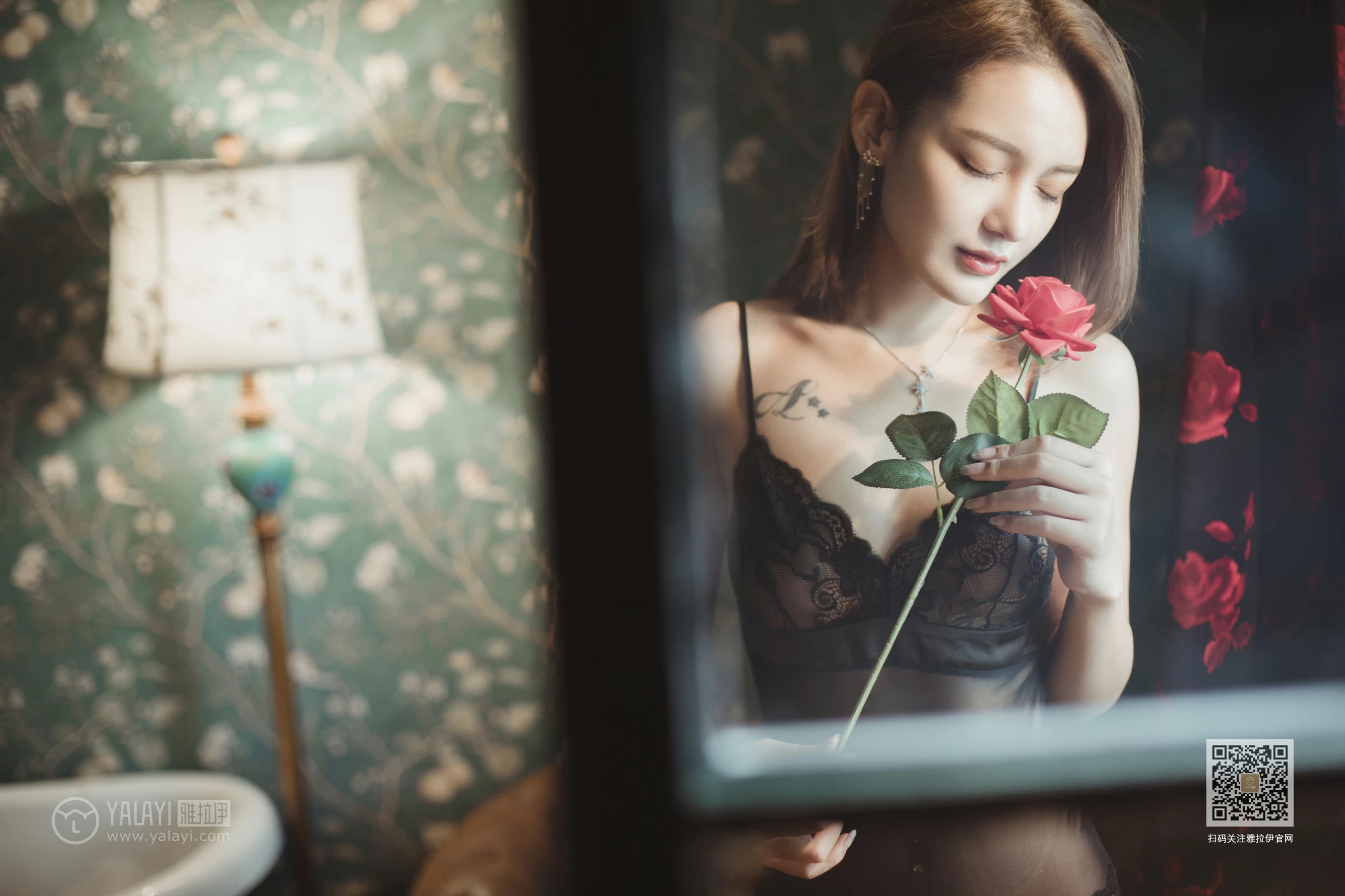 [YALAYI雅拉伊]Vol.519 绿里蔷薇 刘子扬 黑色透视情趣内衣性感私房写真集第4张