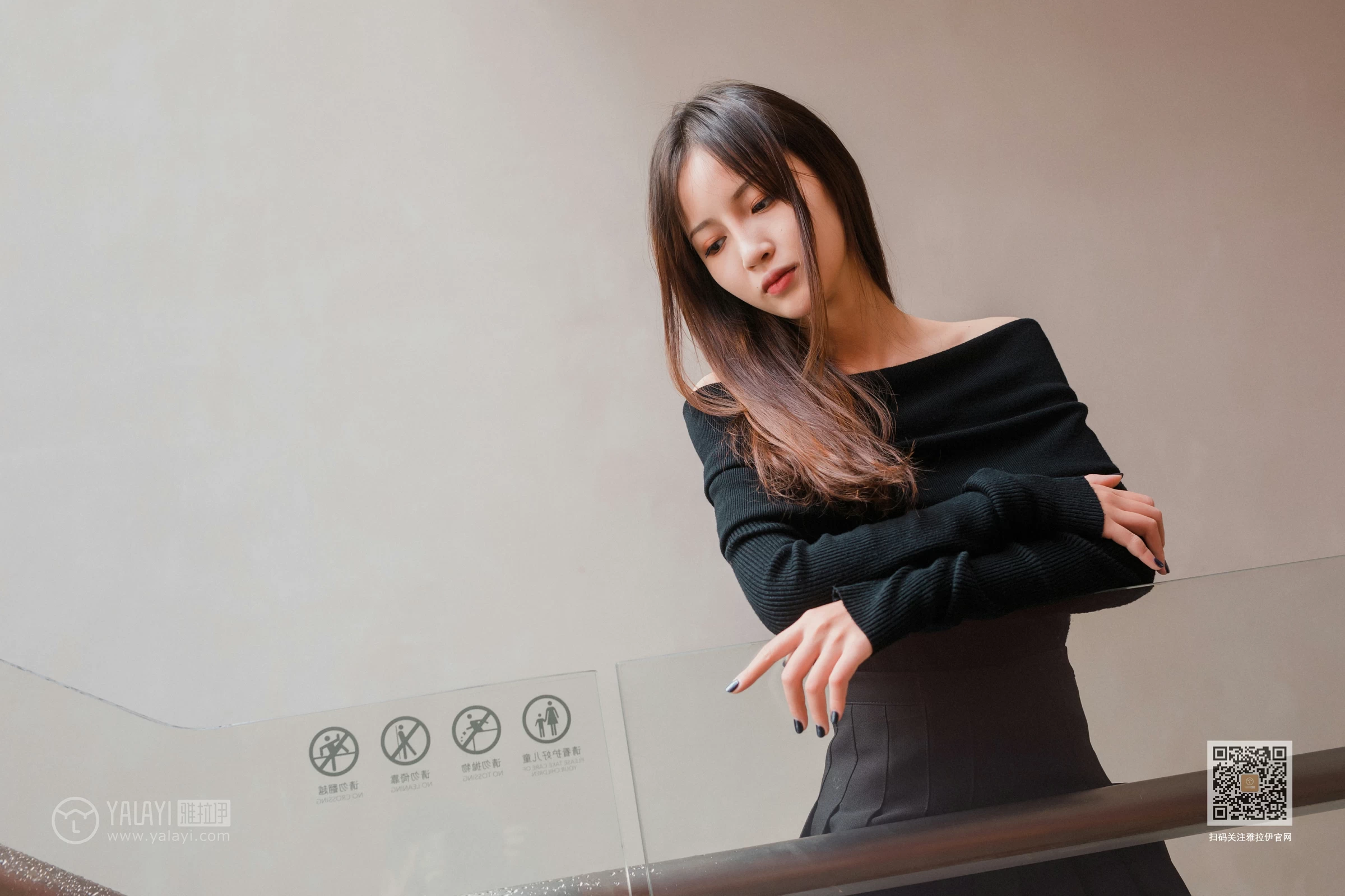 [YALAYI雅拉伊]Vol.520 广漂女孩儿 小五 黑色抹胸上衣加黑色短裙性感私房写真集第3张