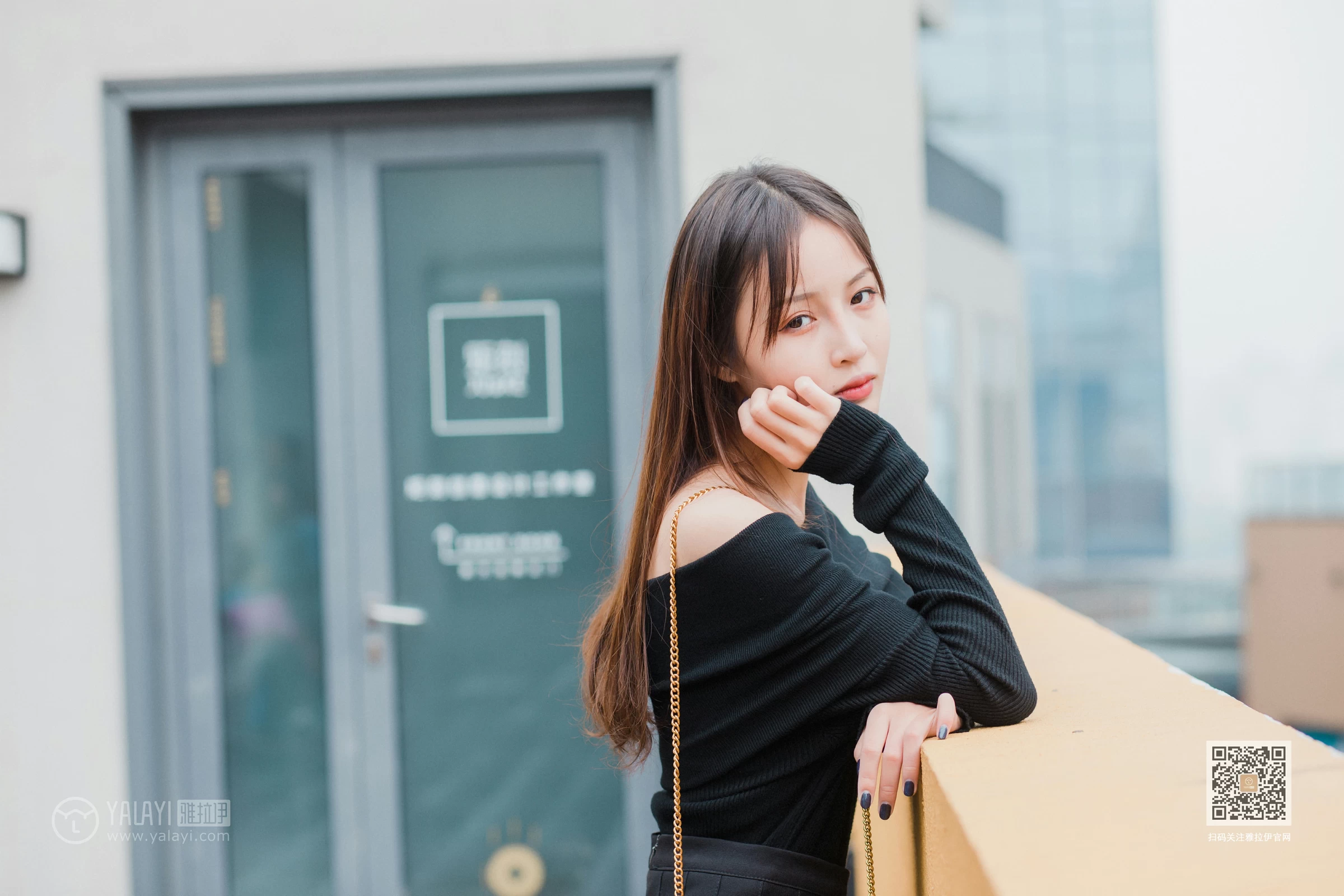 [YALAYI雅拉伊]Vol.520 广漂女孩儿 小五 黑色抹胸上衣加黑色短裙性感私房写真集第7张