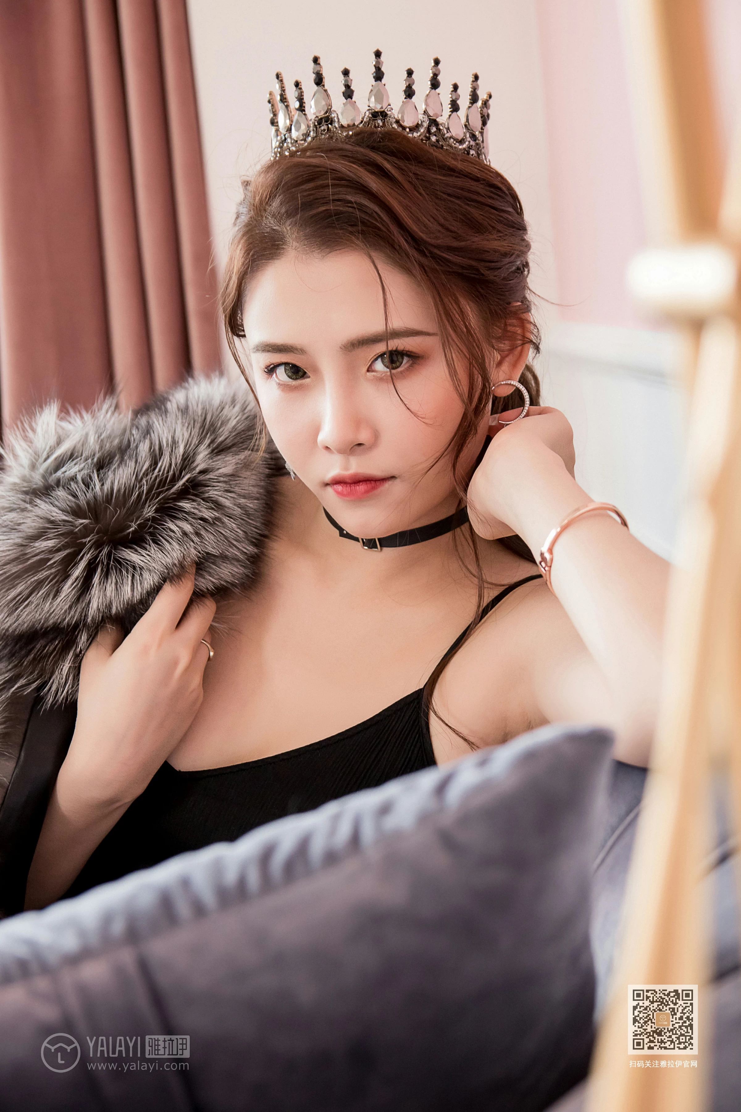 [YALAYI雅拉伊]Vol.525 我的女皇 赵洁 黑色吊带开叉连衣裙性感私房写真集第2张