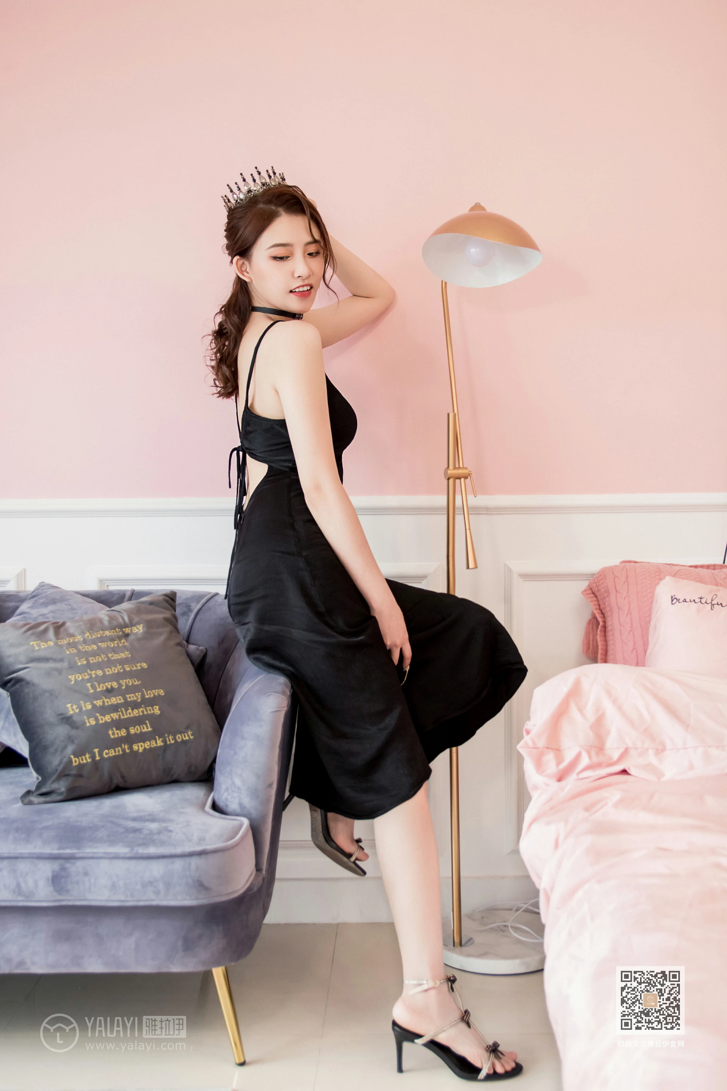 [YALAYI雅拉伊]Vol.525 我的女皇 赵洁 黑色吊带开叉连衣裙性感私房写真集第4张