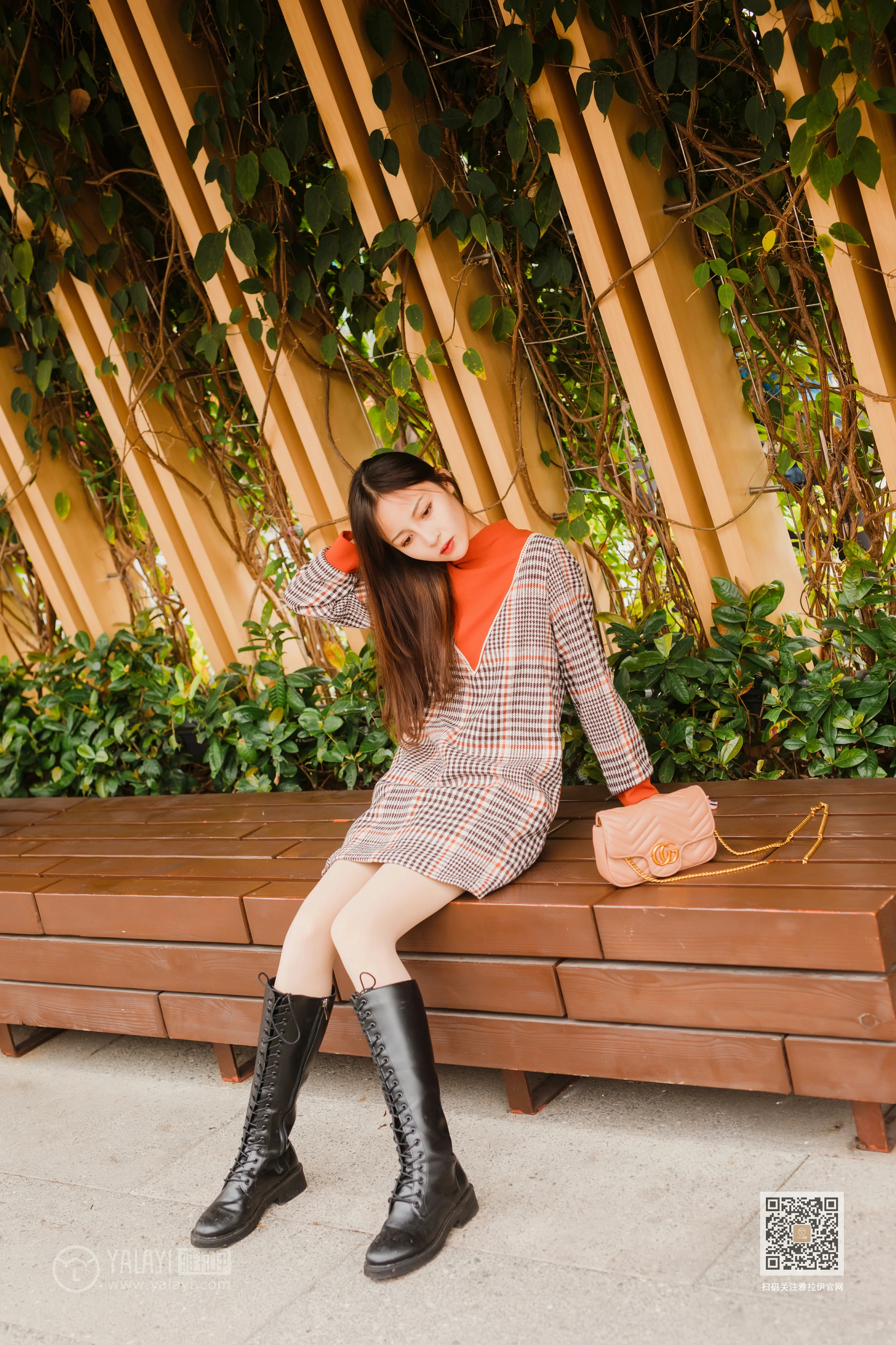 [YALAYI雅拉伊]Vol.543 郊游 小五 连身大衣加灰色长靴清纯私房写真集第7张