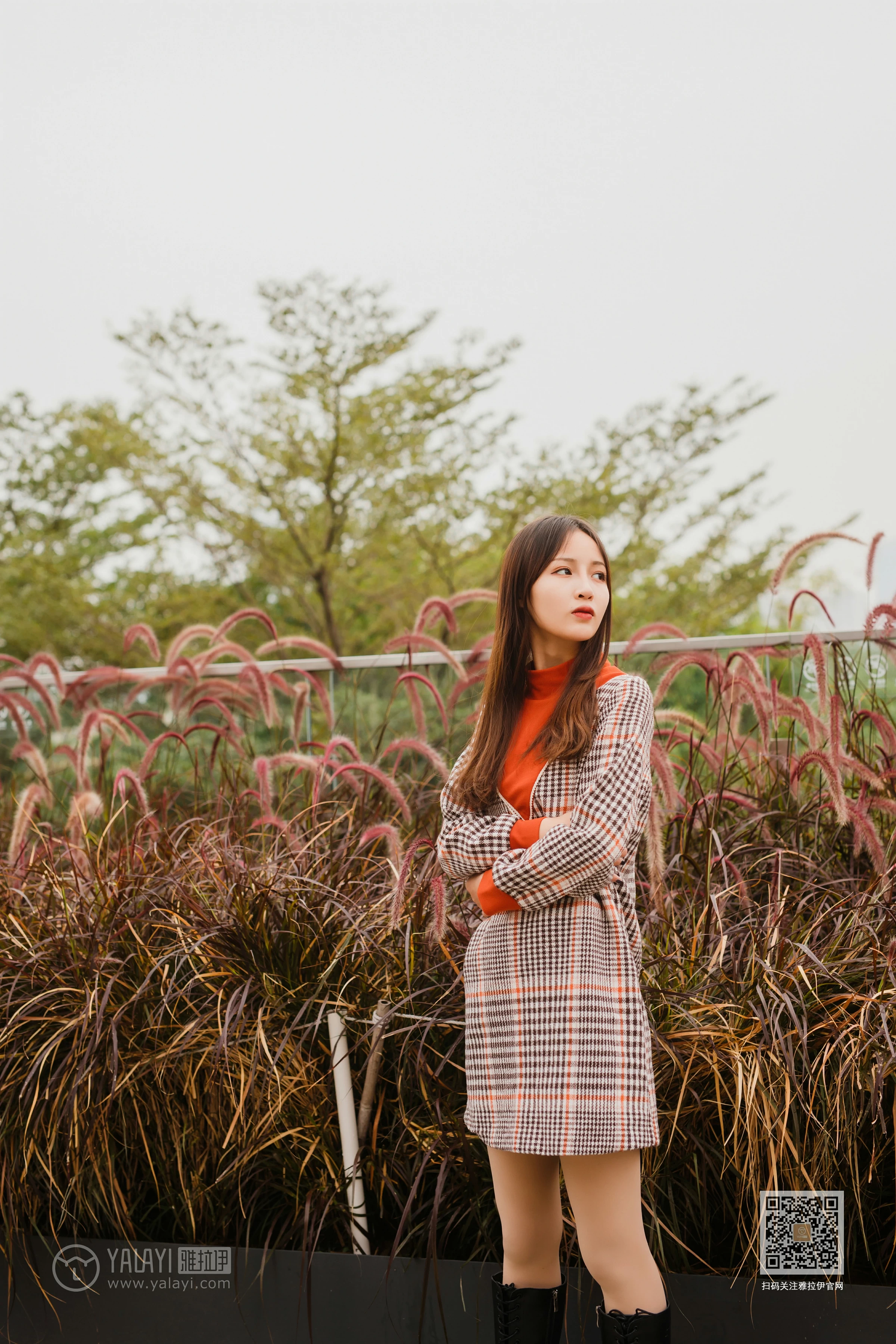 [YALAYI雅拉伊]Vol.543 郊游 小五 连身大衣加灰色长靴清纯私房写真集第16张