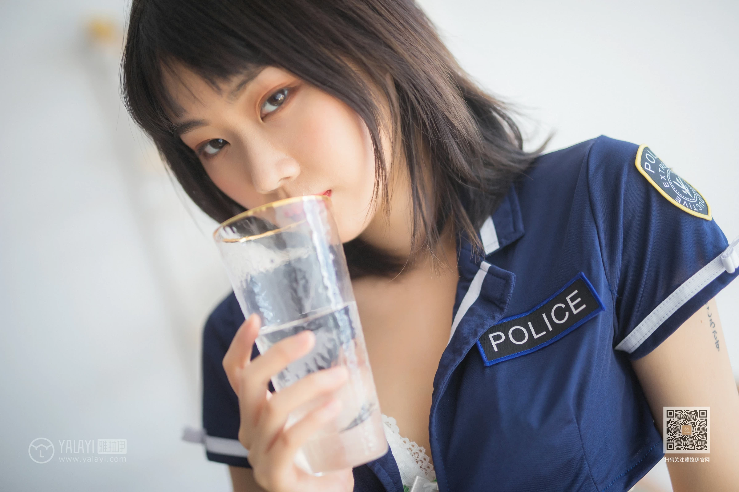 [YALAYI雅拉伊]Vol.544 雷霆警花 粉粉 蓝色情趣制服加短裙性感私房写真集第3张