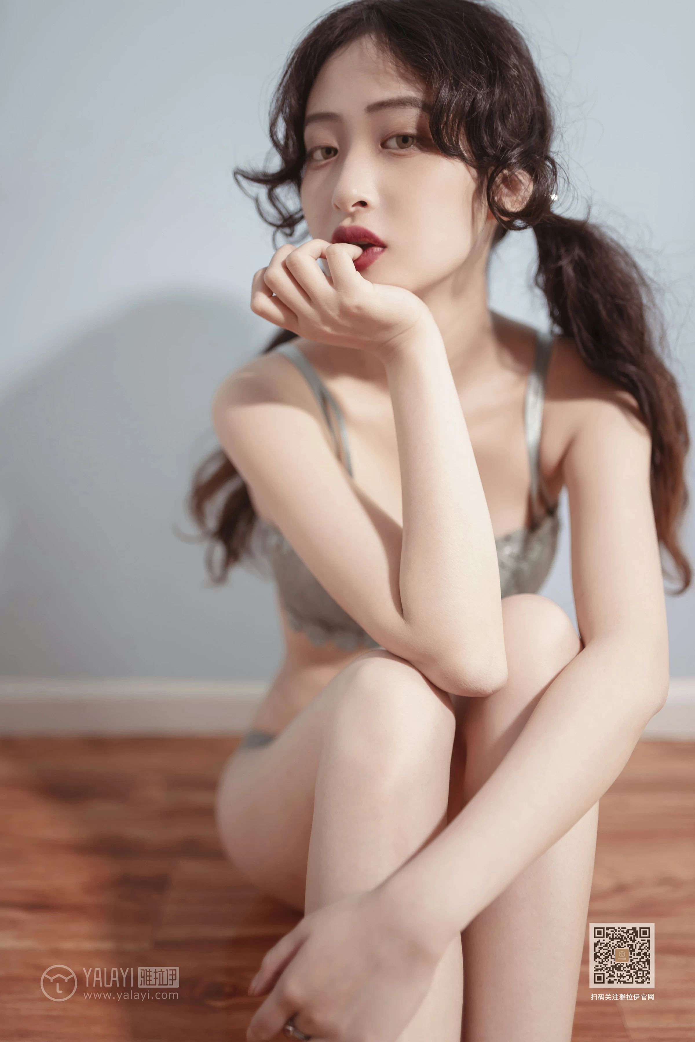 [YALAYI雅拉伊]Vol.547 玉影 西子 灰色蕾丝内衣居家性感私房写真集第3张