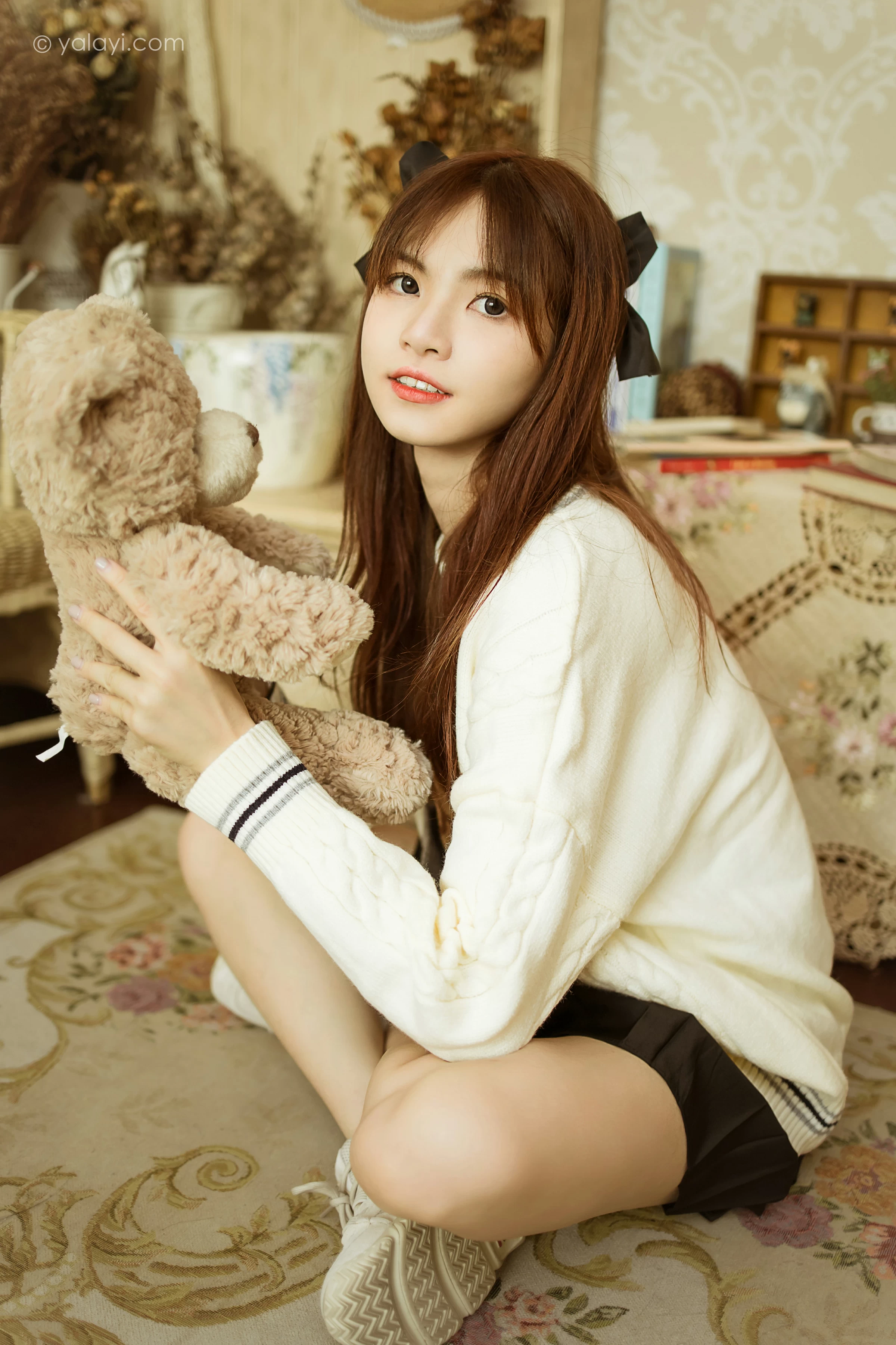 [YALAYI雅拉伊]2021.12.14 可爱小熊 茹莎 白色毛衣加黑色短裙居家私房写真集第3张
