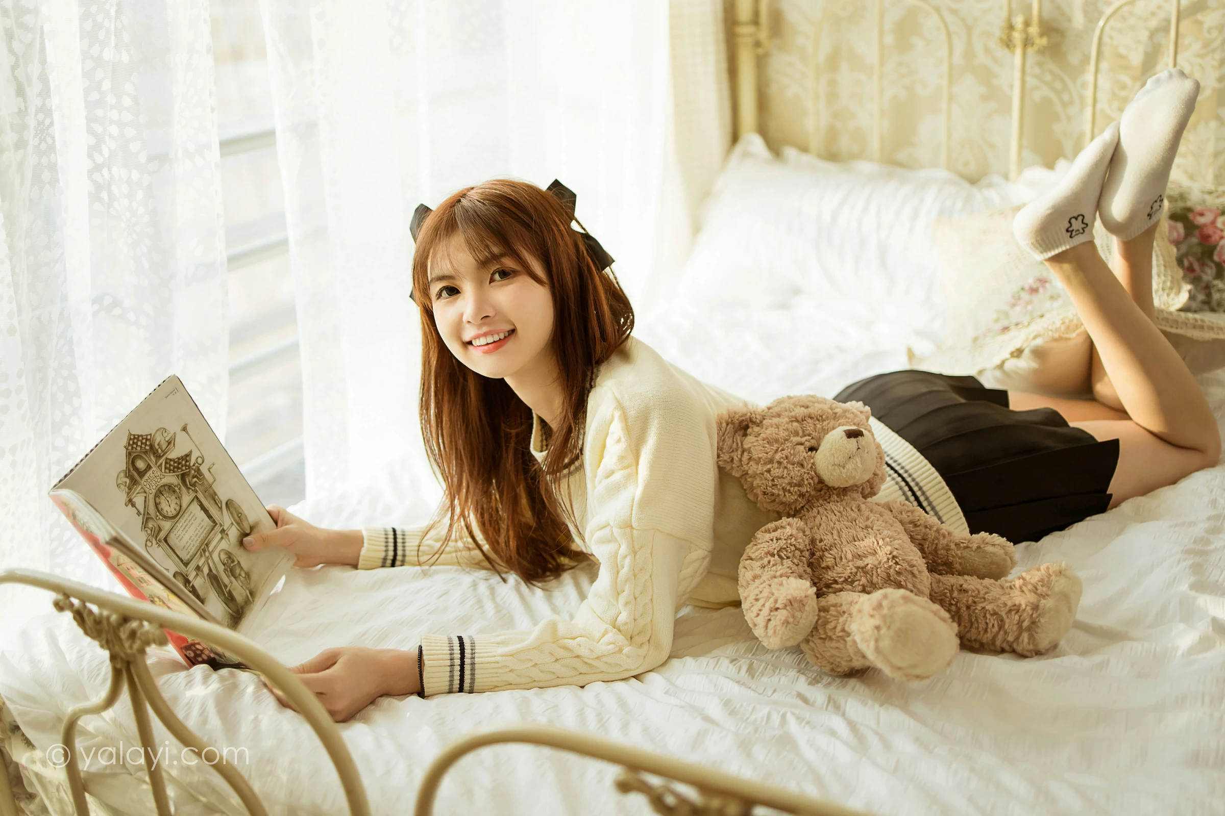 [YALAYI雅拉伊]2021.12.14 可爱小熊 茹莎 白色毛衣加黑色短裙居家私房写真集第8张