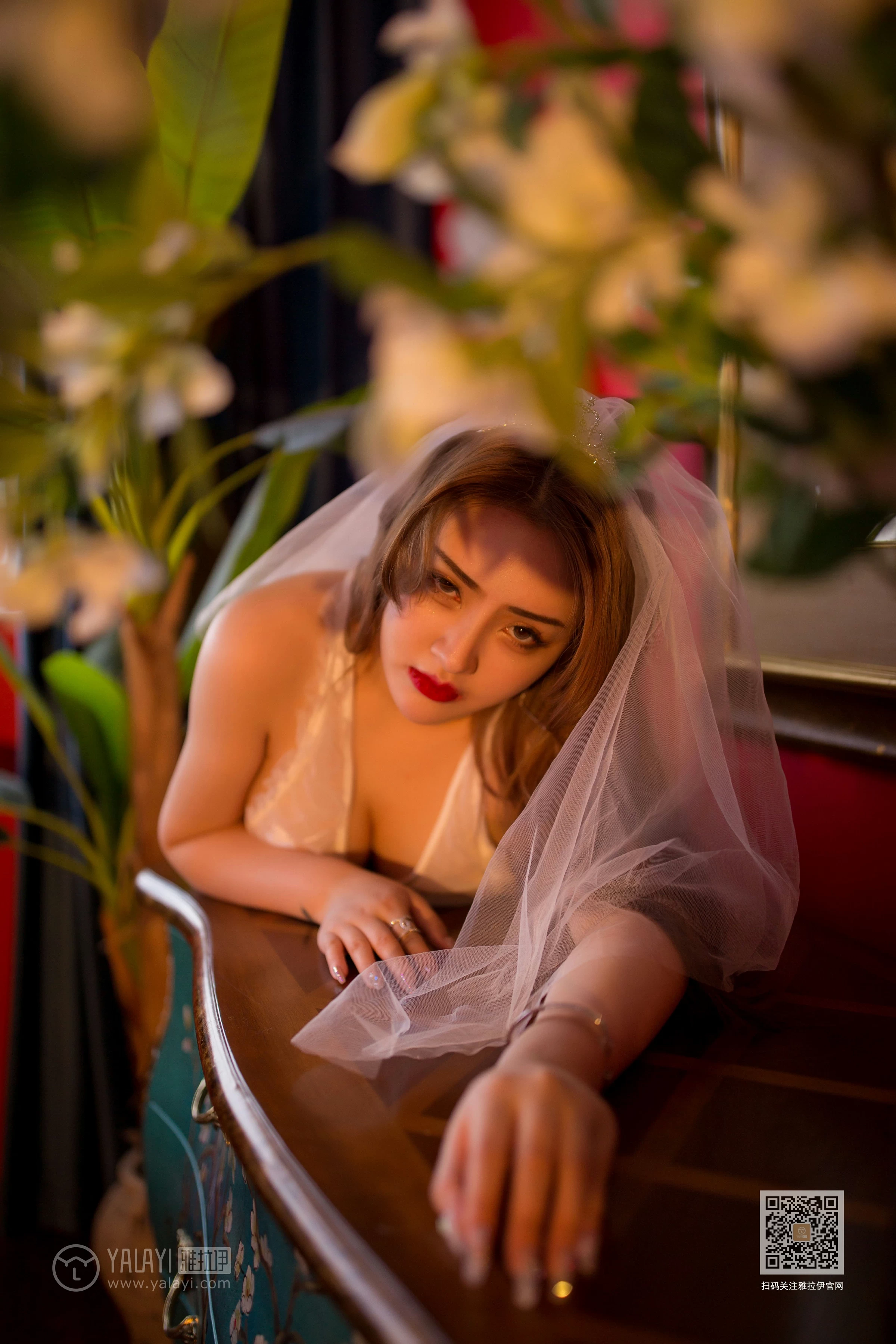 [YALAYI雅拉伊]Vol.555 专属新娘 芸夕 透视情趣婚纱加白色丝袜美腿玉足性感私房写真集第10张