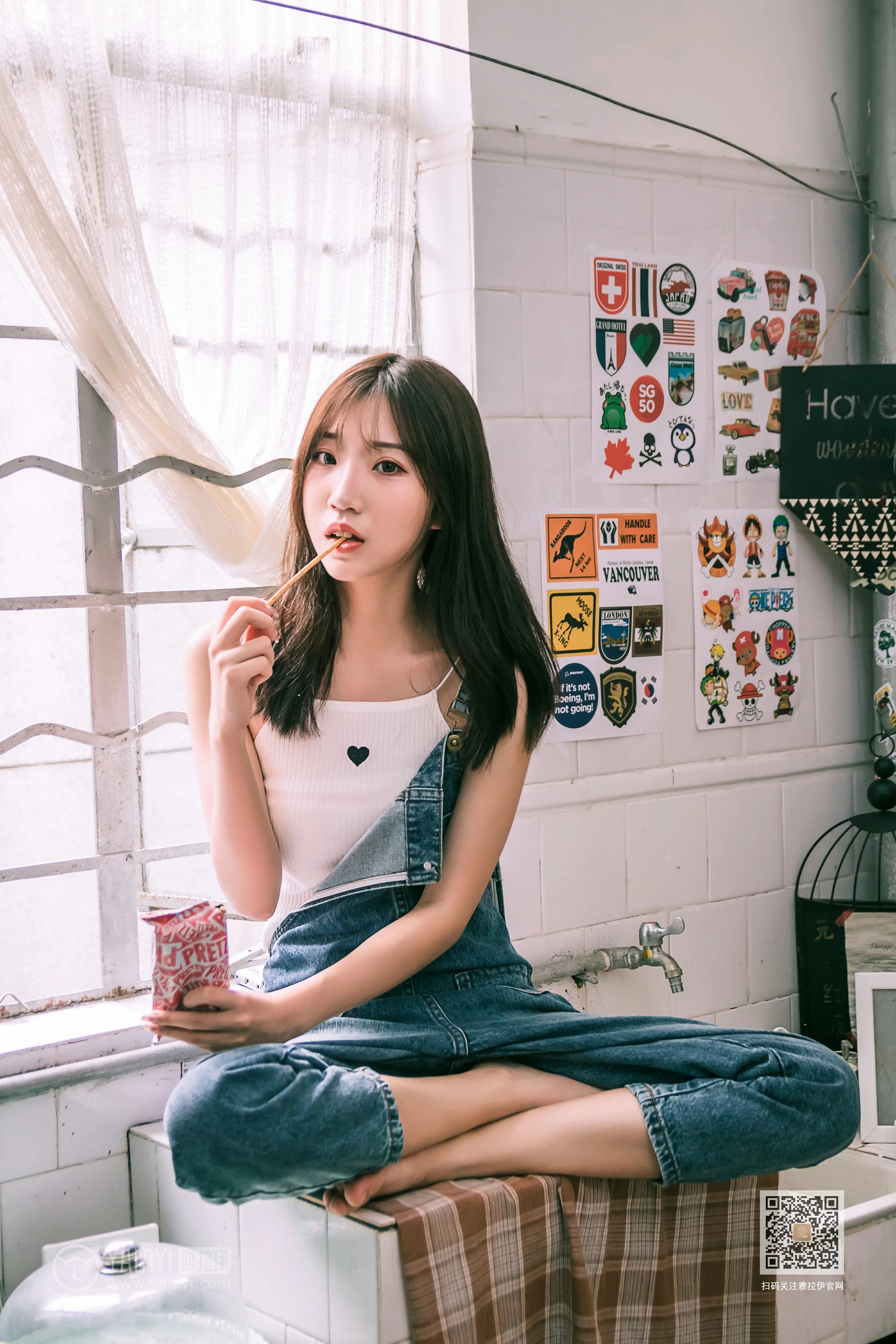 [YALAYI雅拉伊]Vol.559 我的前女友 小乔 背带牛仔连身裤加白色性感小背心私房写真集第10张