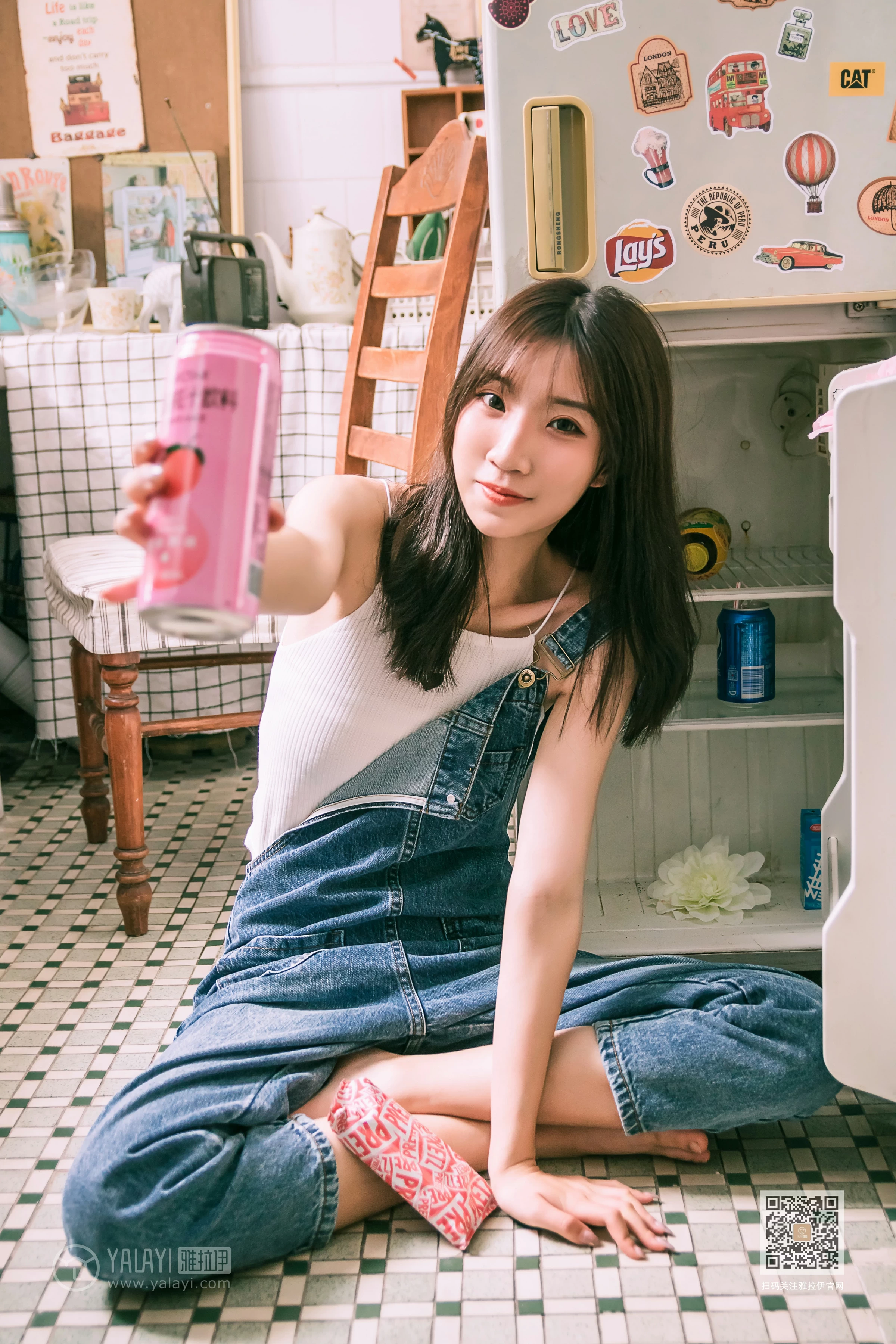 [YALAYI雅拉伊]Vol.559 我的前女友 小乔 背带牛仔连身裤加白色性感小背心私房写真集第11张