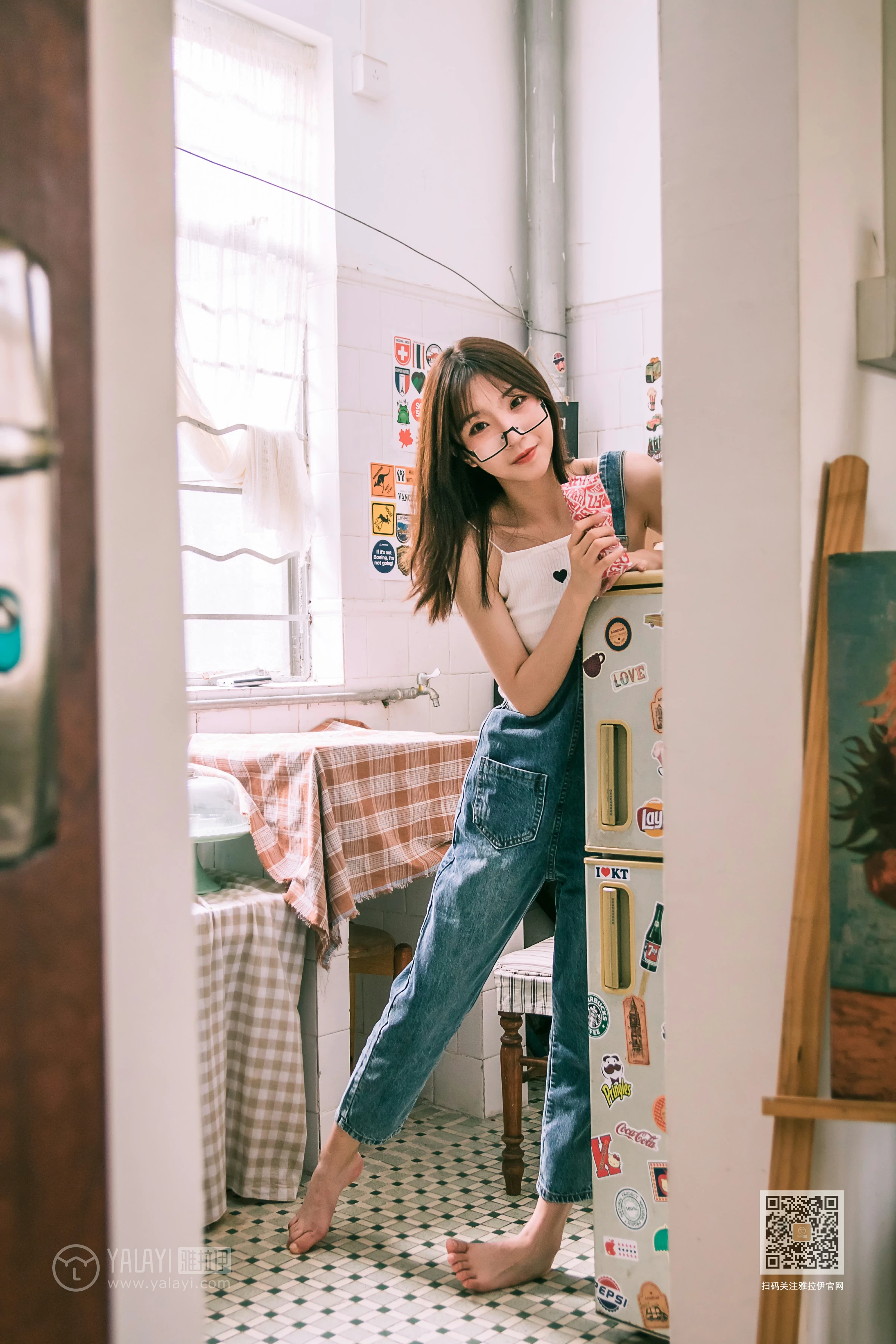 [YALAYI雅拉伊]Vol.559 我的前女友 小乔 背带牛仔连身裤加白色性感小背心私房写真集第13张