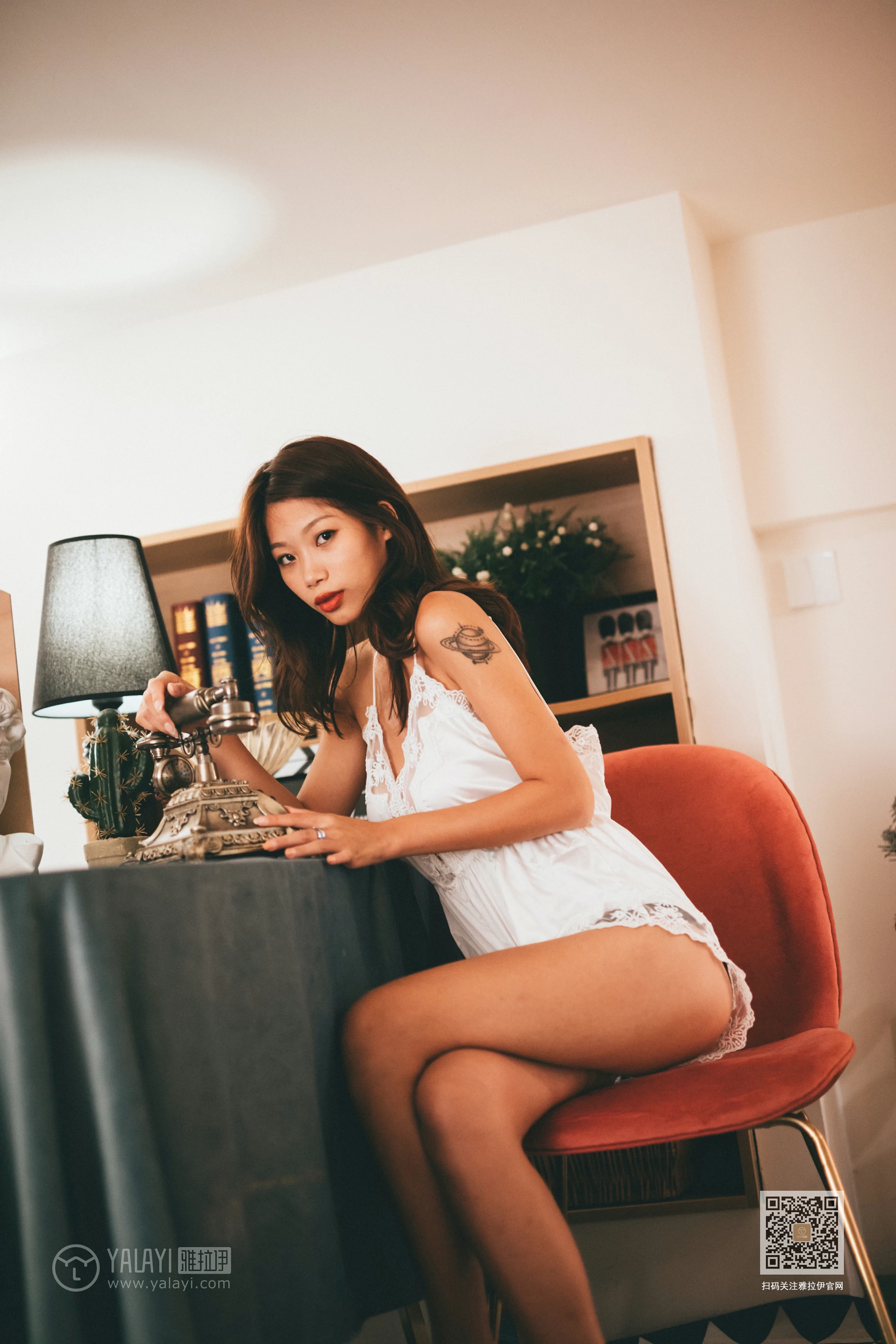 [YALAYI雅拉伊]Vol.561 篝火女郎 静初 白色透视蕾丝睡衣性感私房写真集第1张