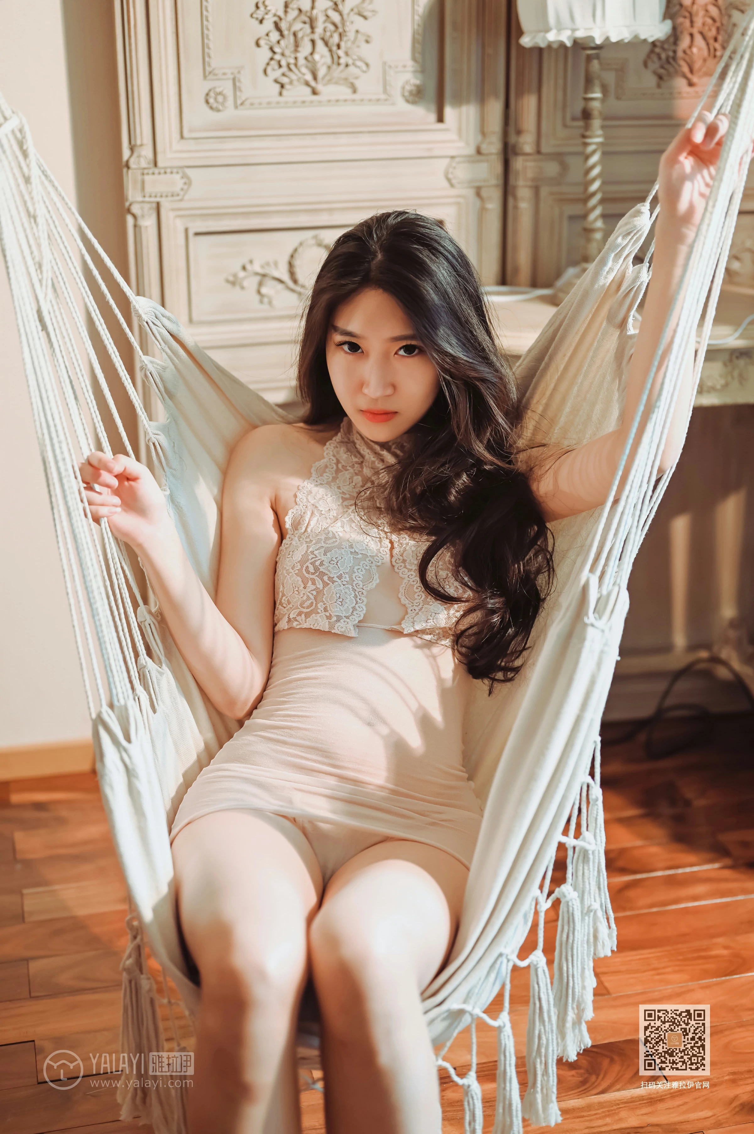 [YALAYI雅拉伊]Vol.573 阳光里有你的味道 玫瑰 白色透视镂空连衣裙性感私房写真集第1张