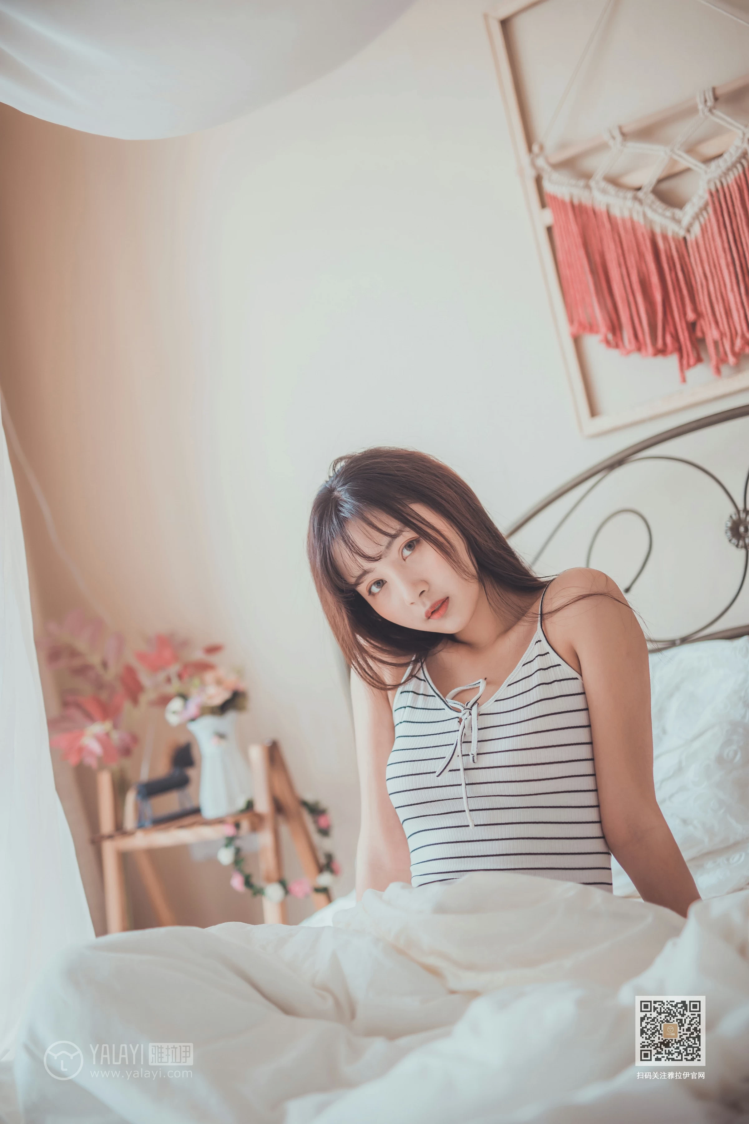 [YALAYI雅拉伊]Vol.581 不想起床 唐芯 白色性感小背心居家私房写真集第1张