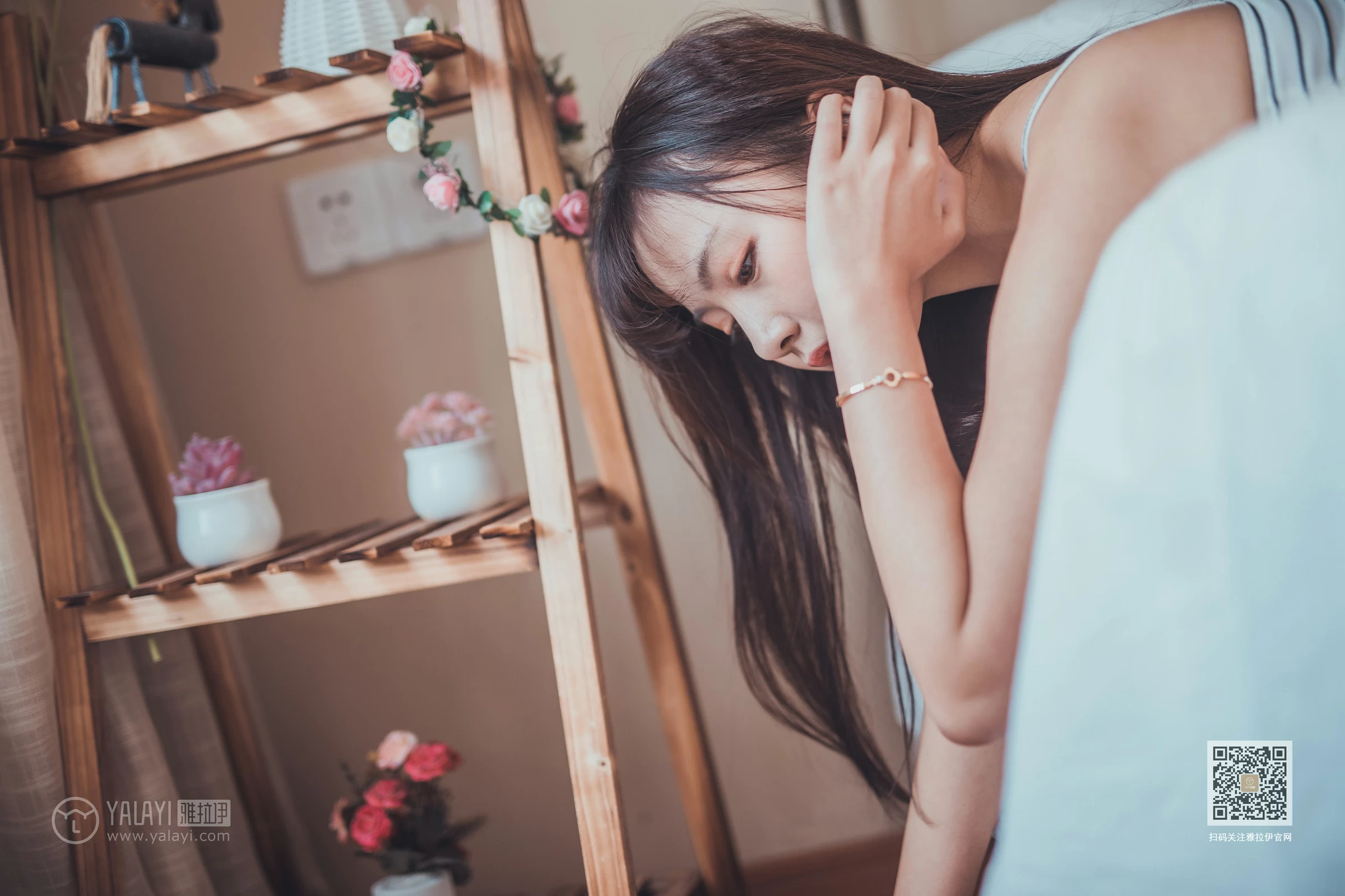 [YALAYI雅拉伊]Vol.581 不想起床 唐芯 白色性感小背心居家私房写真集第8张