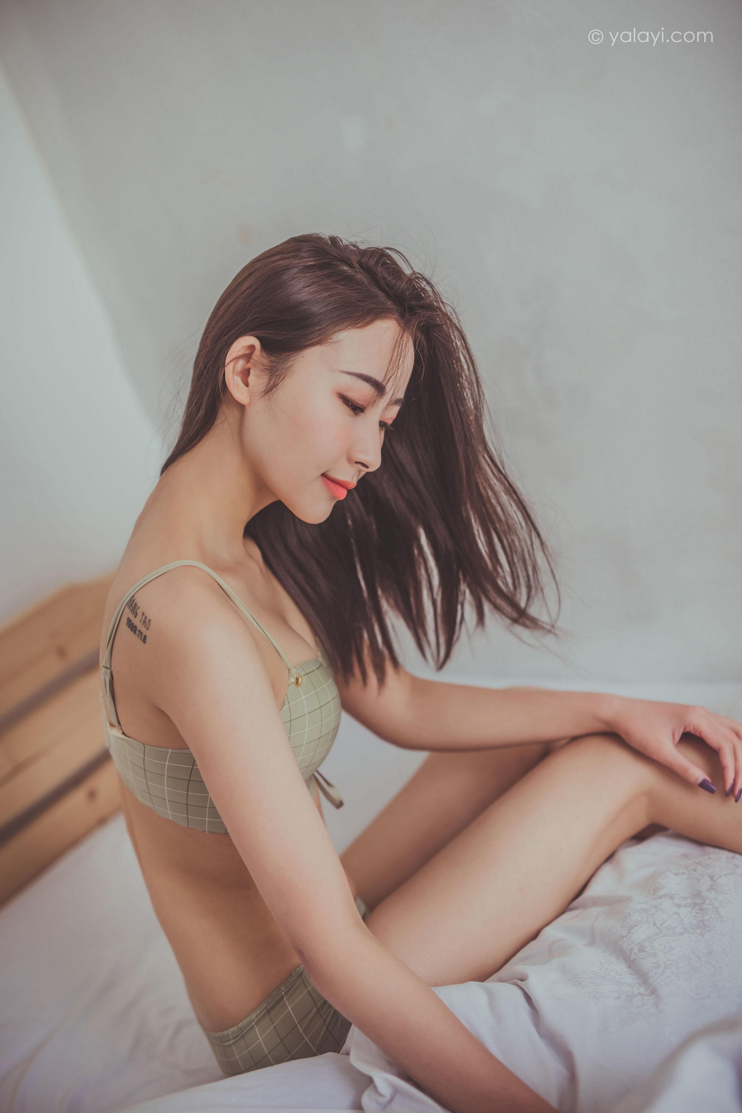 [YALAYI雅拉伊]Vol.587 蜗居 海棠 灰色内衣居家性感私房写真集第3张