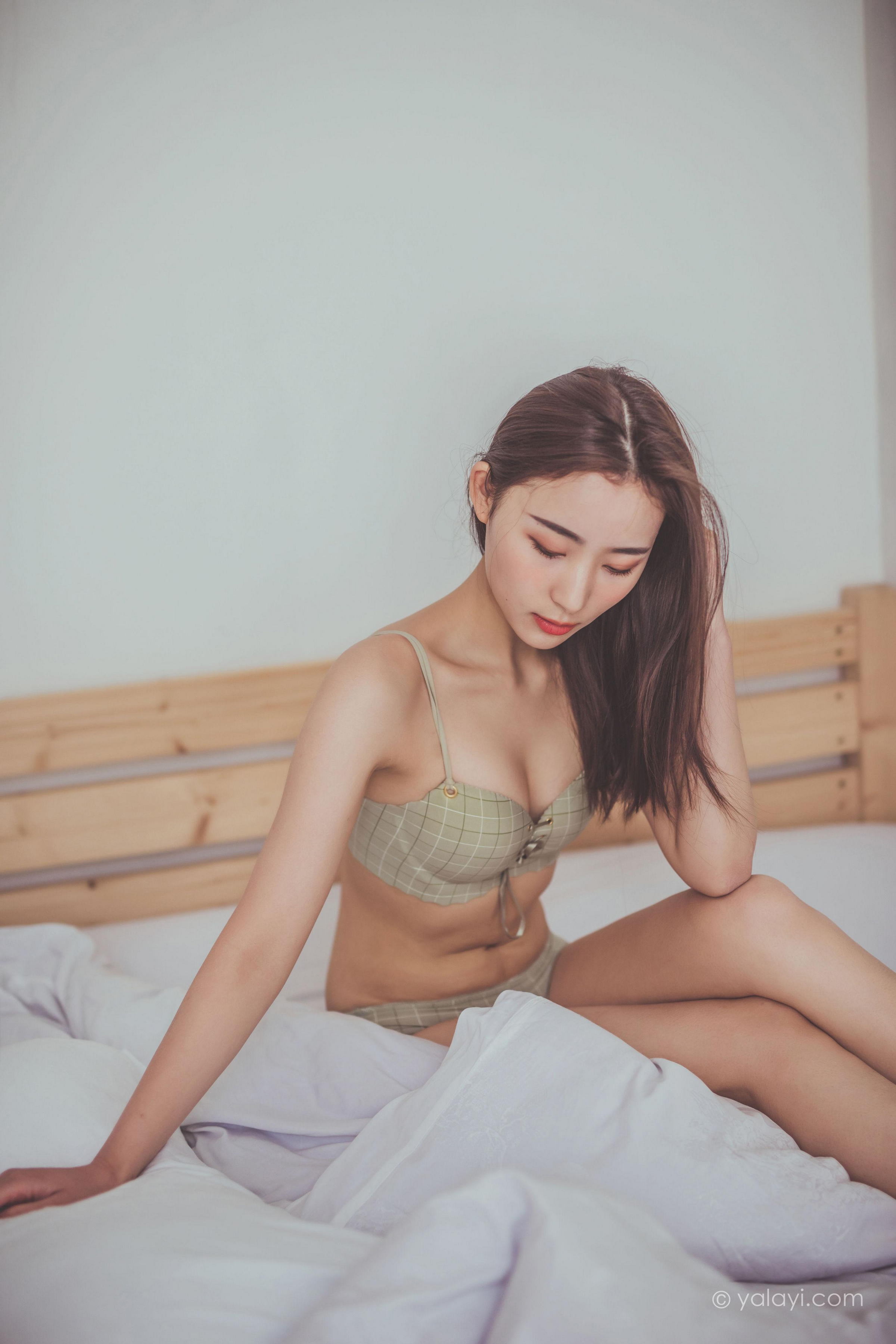 [YALAYI雅拉伊]Vol.587 蜗居 海棠 灰色内衣居家性感私房写真集第4张