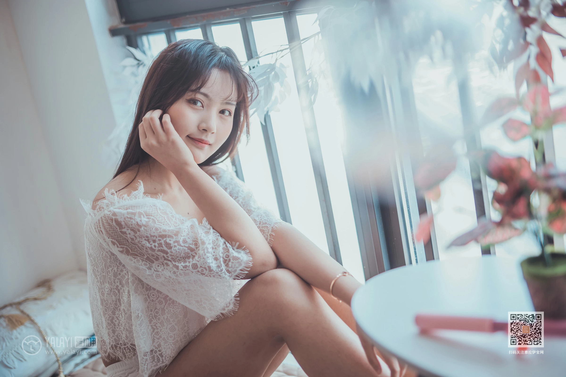 [YALAYI雅拉伊]Vol.588 清水有毒 唐芯 白色透视镂空上衣加短裤性感私房写真集第1张