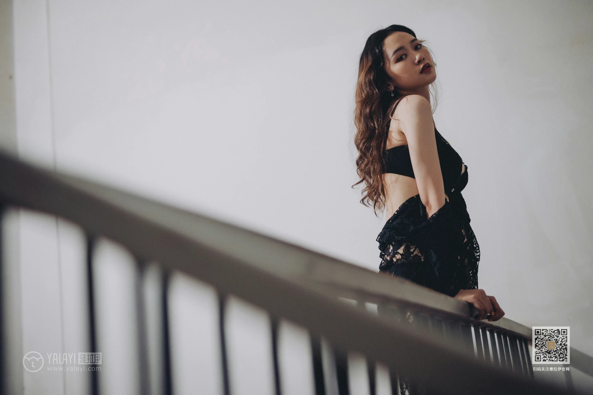 [YALAYI雅拉伊]Vol.590 下坠 晓琳 黑色透视镂空睡衣加黑色蕾丝内衣性感私房写真集第6张
