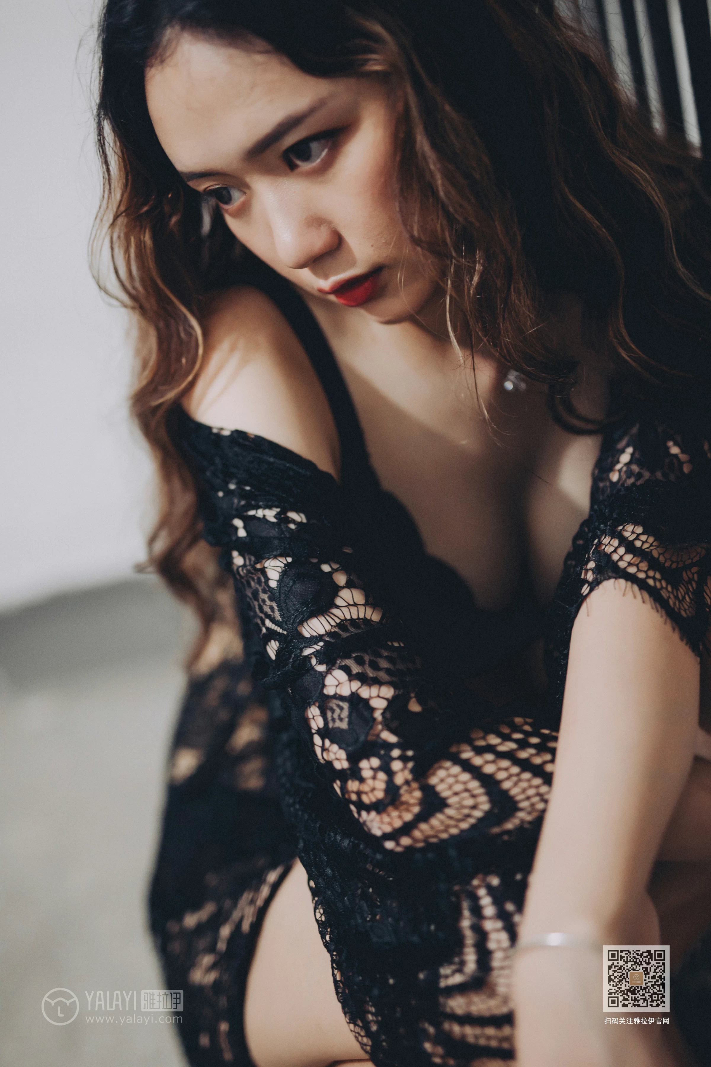 [YALAYI雅拉伊]Vol.590 下坠 晓琳 黑色透视镂空睡衣加黑色蕾丝内衣性感私房写真集第8张
