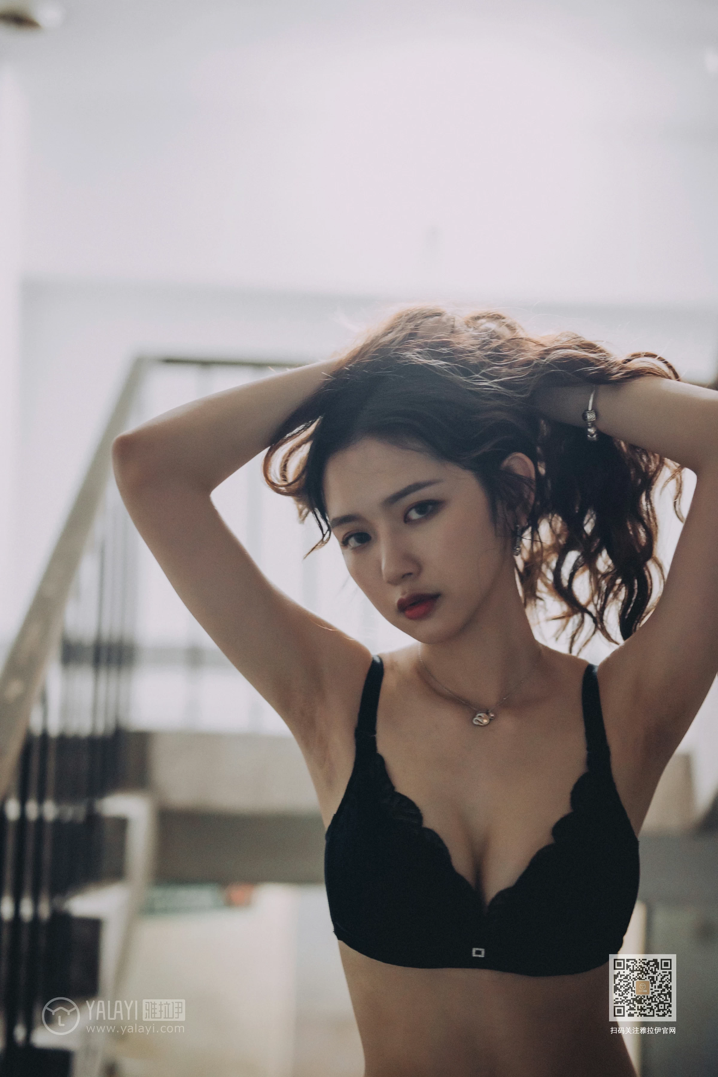 [YALAYI雅拉伊]Vol.590 下坠 晓琳 黑色透视镂空睡衣加黑色蕾丝内衣性感私房写真集第11张