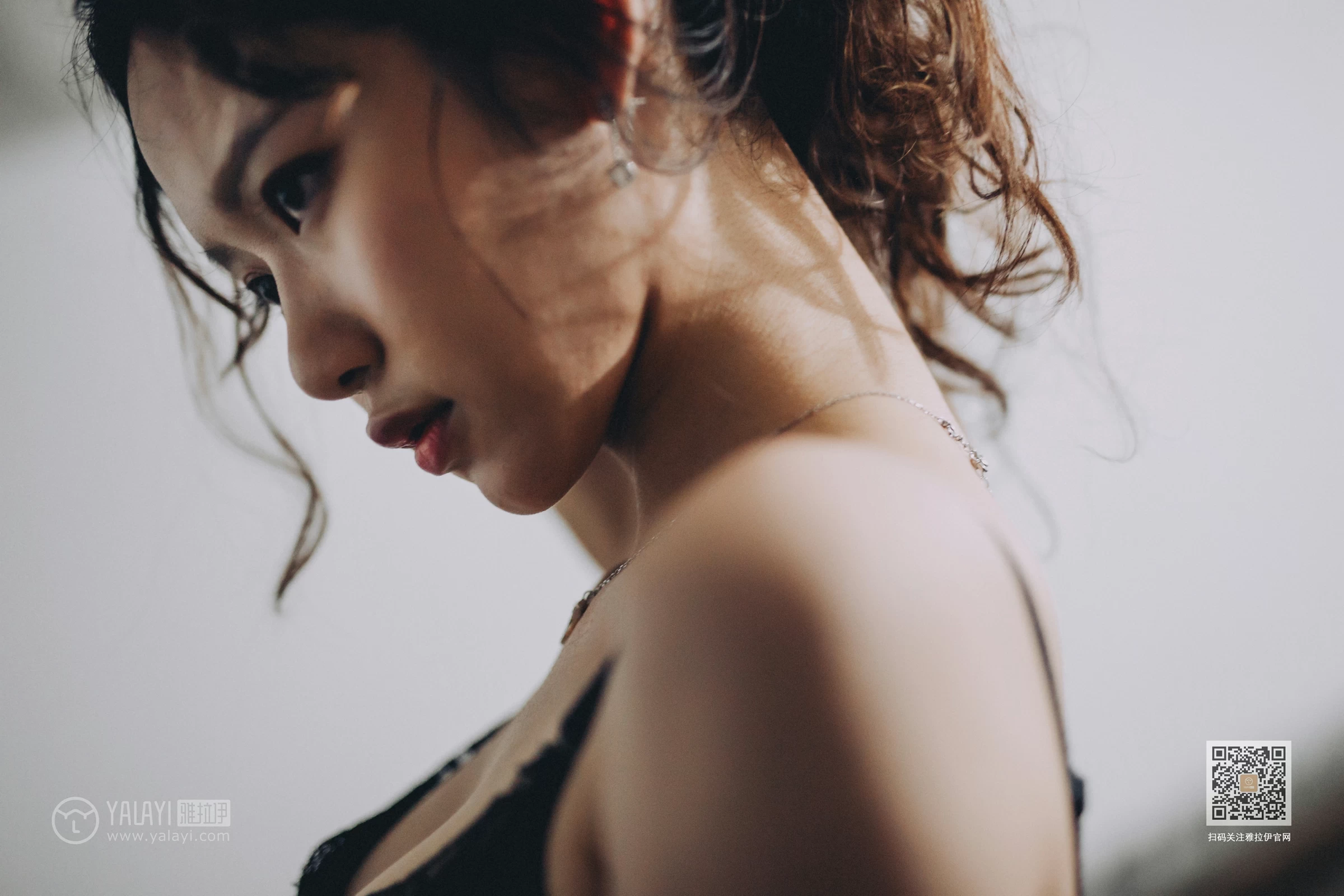[YALAYI雅拉伊]Vol.590 下坠 晓琳 黑色透视镂空睡衣加黑色蕾丝内衣性感私房写真集第12张