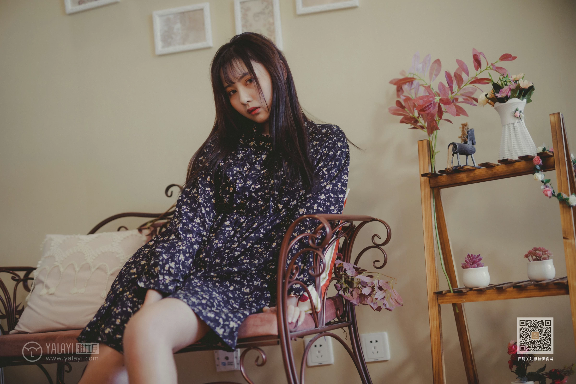 [YALAYI雅拉伊]Vol.593 南方姑娘 唐芯 黑色连衣裙居家私房写真集第3张
