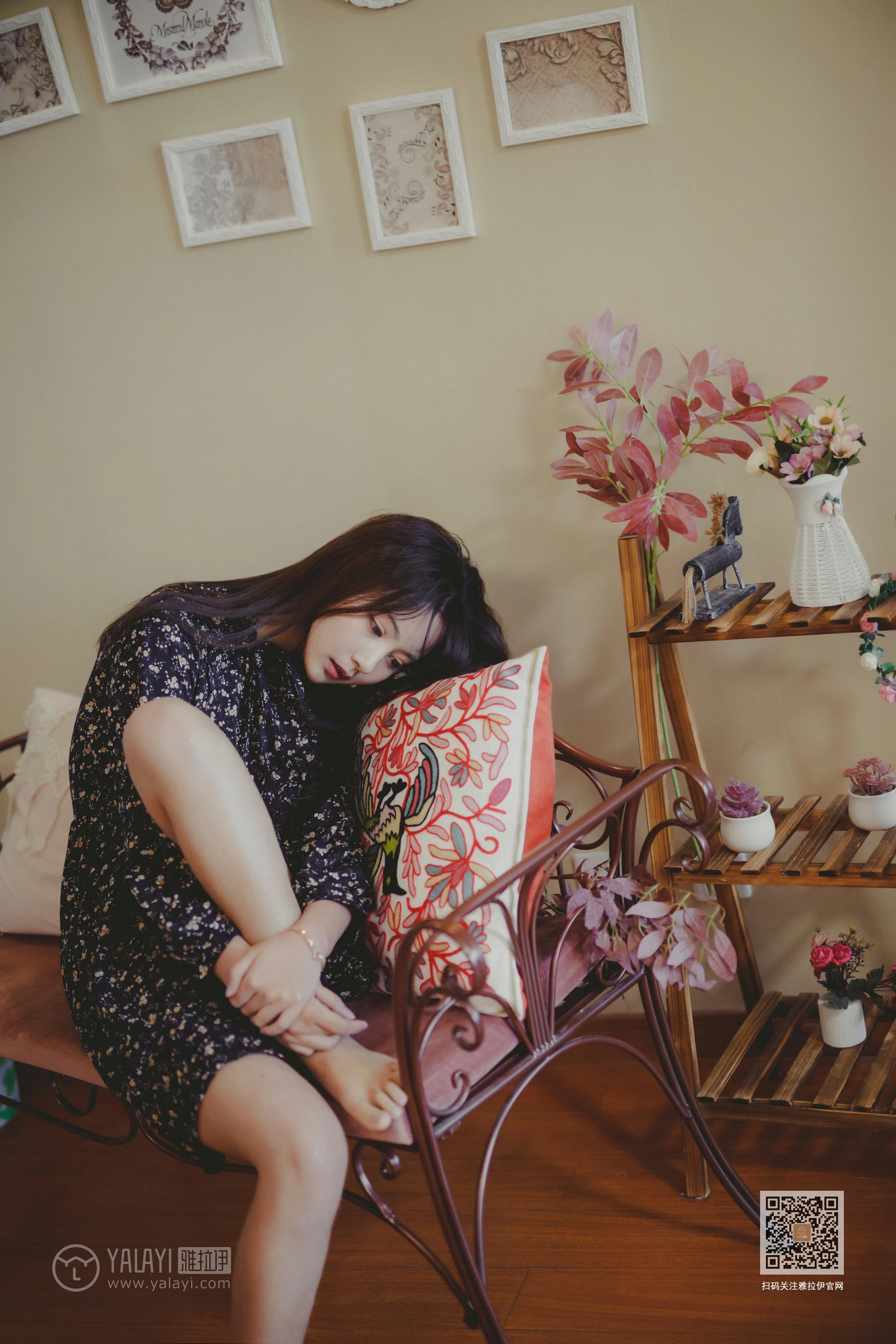 [YALAYI雅拉伊]Vol.593 南方姑娘 唐芯 黑色连衣裙居家私房写真集第4张