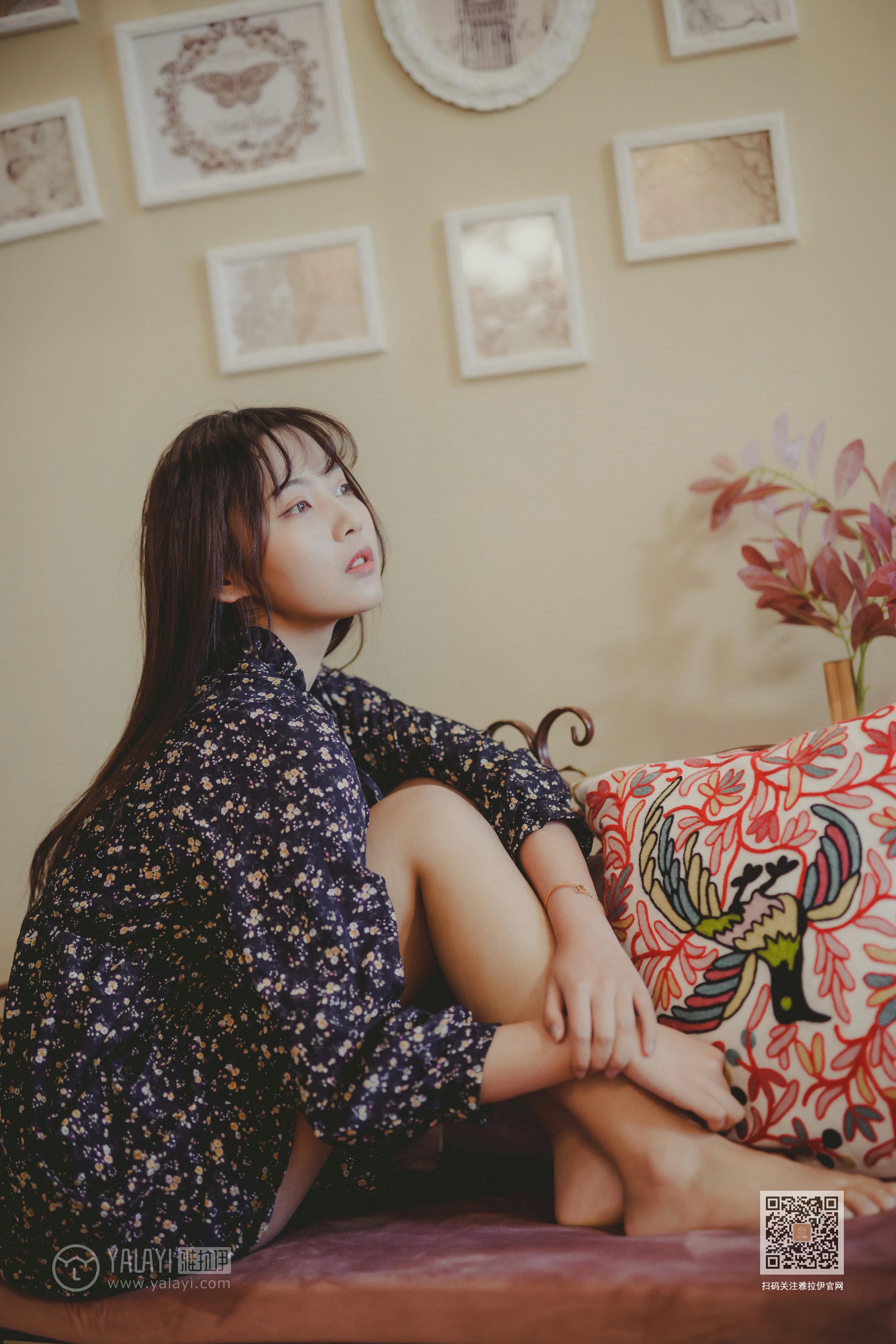 [YALAYI雅拉伊]Vol.593 南方姑娘 唐芯 黑色连衣裙居家私房写真集第7张