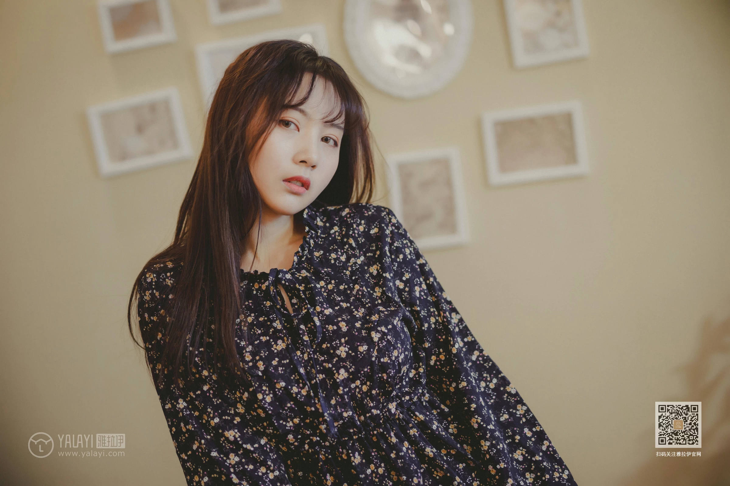 [YALAYI雅拉伊]Vol.593 南方姑娘 唐芯 黑色连衣裙居家私房写真集第9张