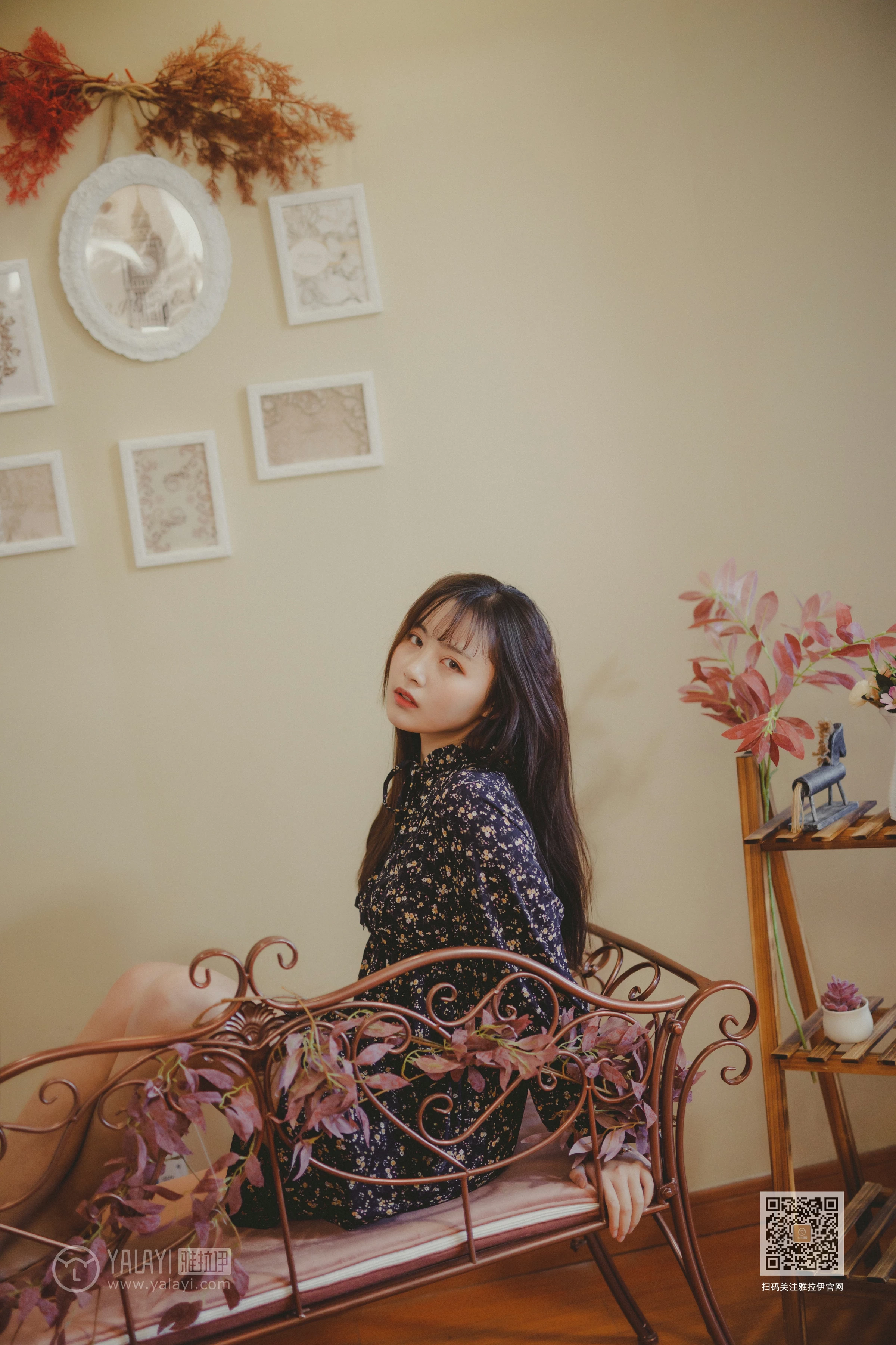[YALAYI雅拉伊]Vol.593 南方姑娘 唐芯 黑色连衣裙居家私房写真集第11张