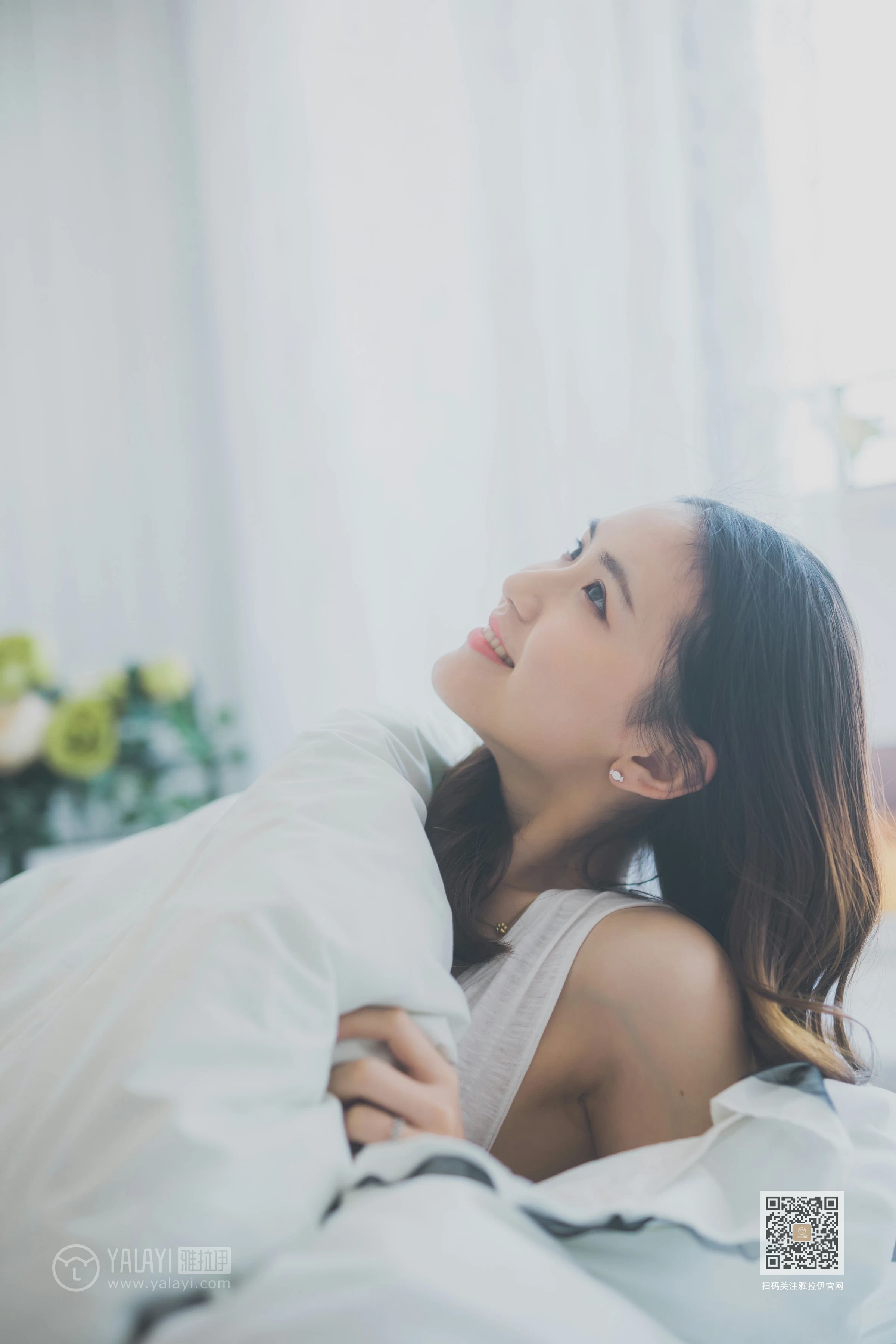 [YALAYI雅拉伊]Vol.596 超床啦！ 尹梦 白色背心加黑色短裙清纯可爱私房写真集第4张